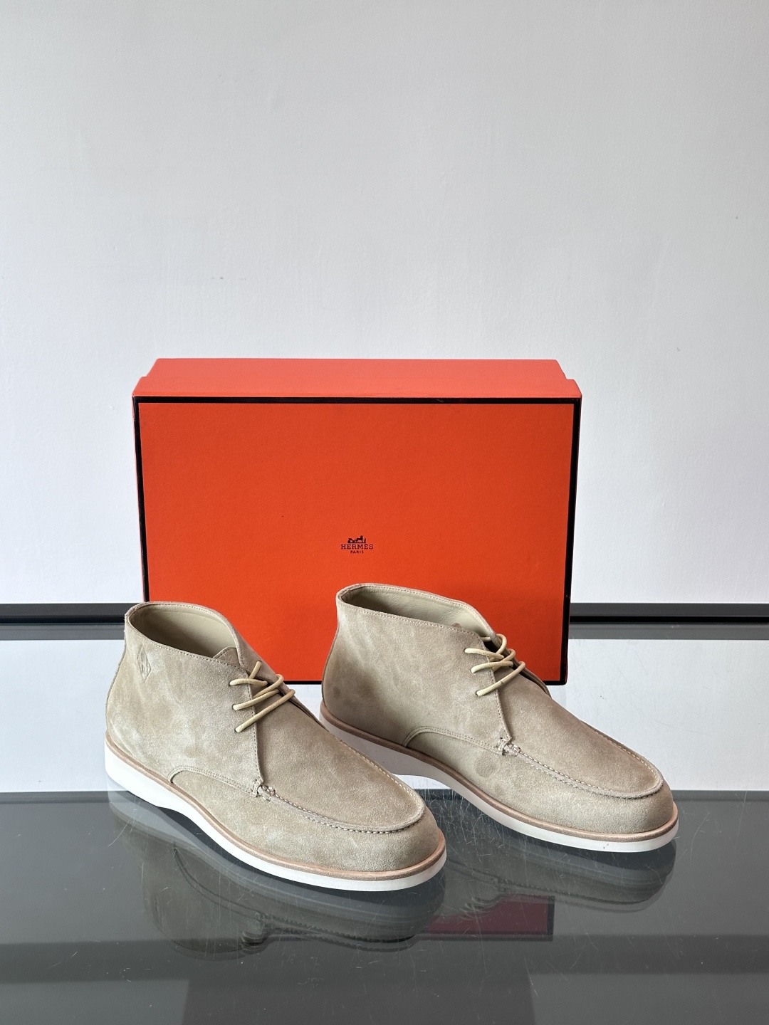 Hermes Job高帮麂皮鞋，选用优质山羊麂皮，搭配橡胶鞋底，舒适又耐用。鞋面有经典“H”型标志，低调