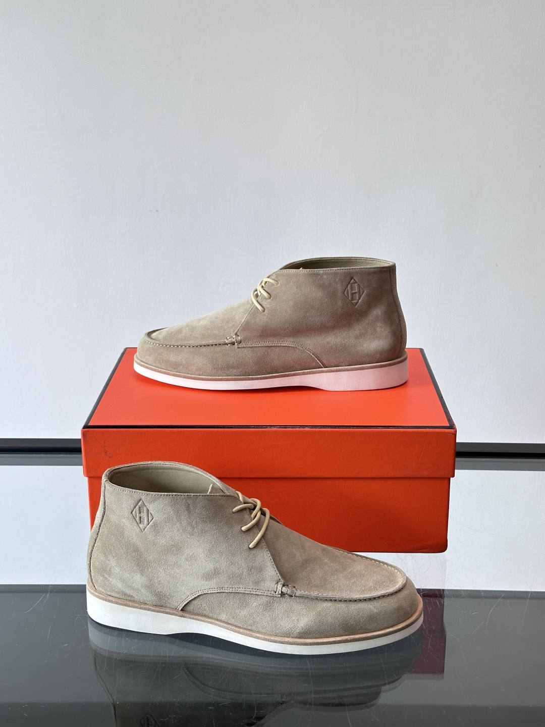 Hermes Job高帮麂皮鞋，选用优质山羊麂皮，搭配橡胶鞋底，舒适又耐用。鞋面有经典“H”型标志，低调