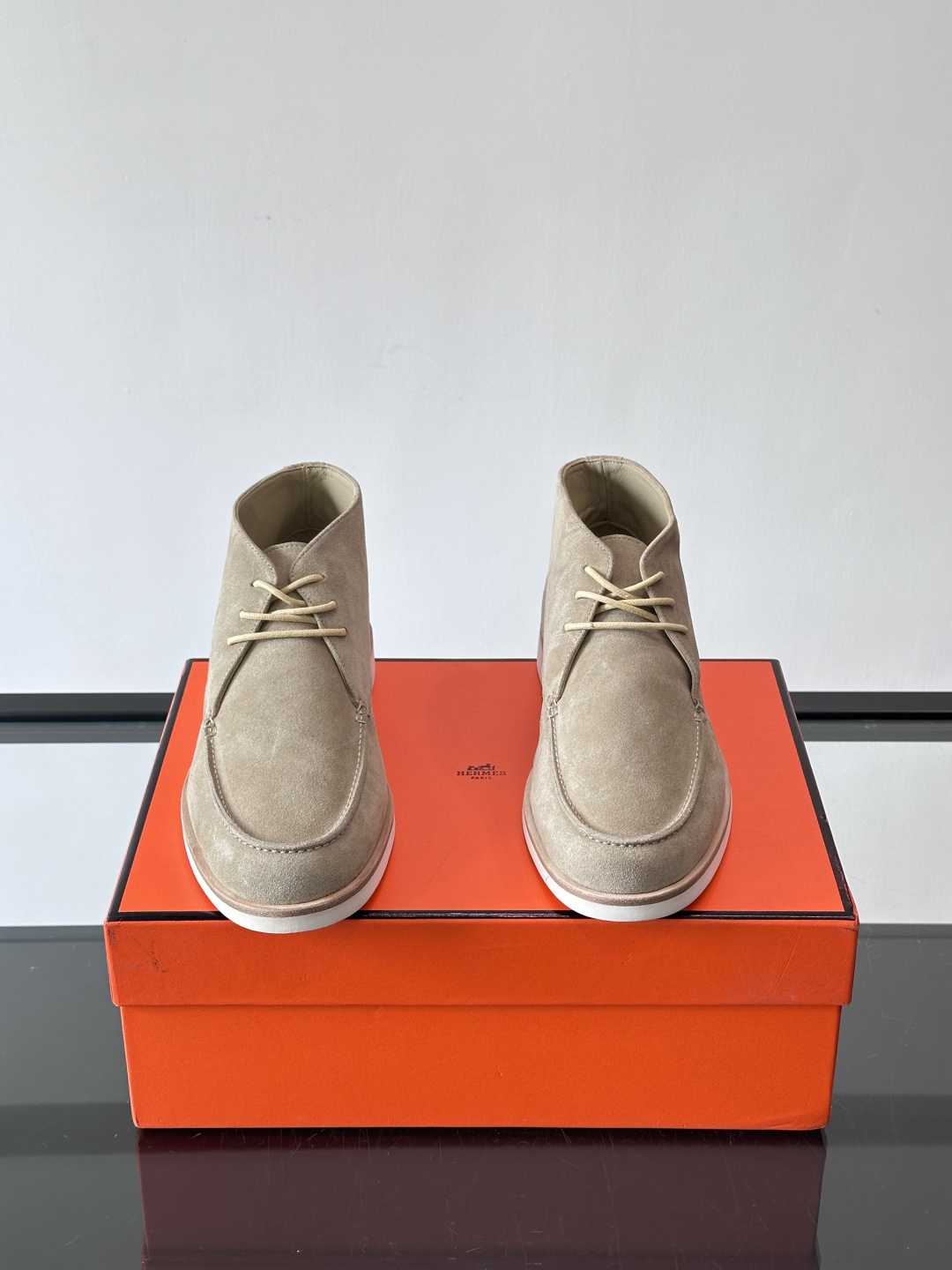 Hermes Job高帮麂皮鞋，选用优质山羊麂皮，搭配橡胶鞋底，舒适又耐用。鞋面有经典“H”型标志，低调