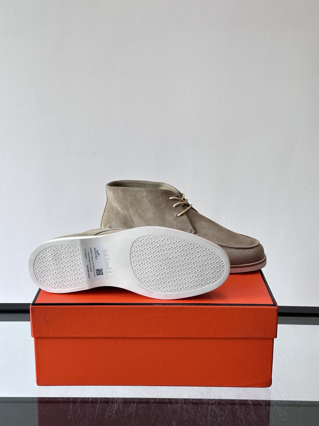 Hermes Job高帮麂皮鞋，选用优质山羊麂皮，搭配橡胶鞋底，舒适又耐用。鞋面有经典“H”型标志，低调