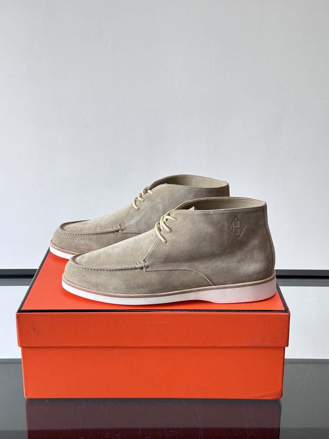 Hermes Job高帮麂皮鞋，选用优质山羊麂皮，搭配橡胶鞋底，舒适又耐用。鞋面有经典“H”型标志，低调