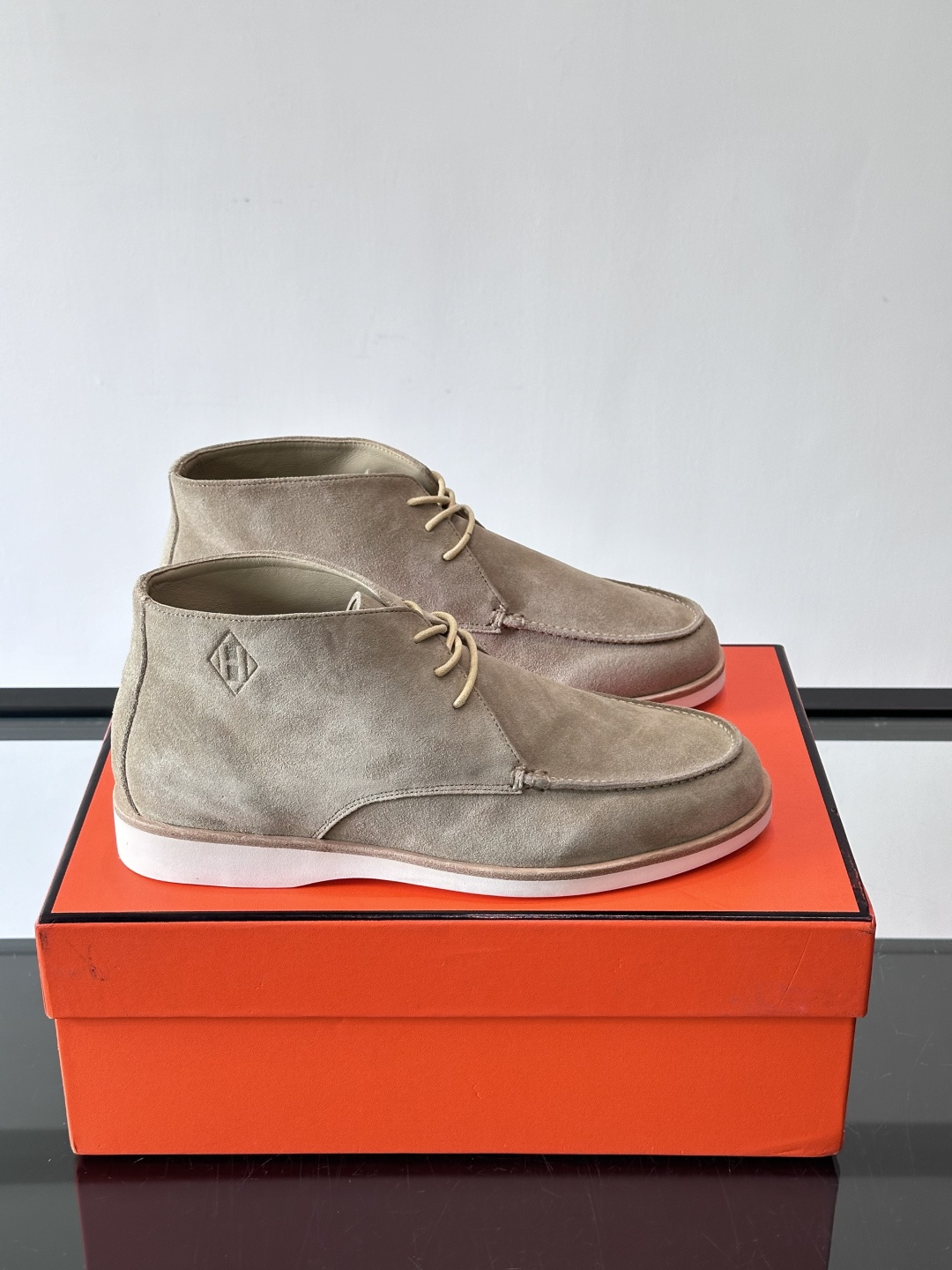 Hermes Job高帮麂皮鞋，选用优质山羊麂皮，搭配橡胶鞋底，舒适又耐用。鞋面有经典“H”型标志，低调