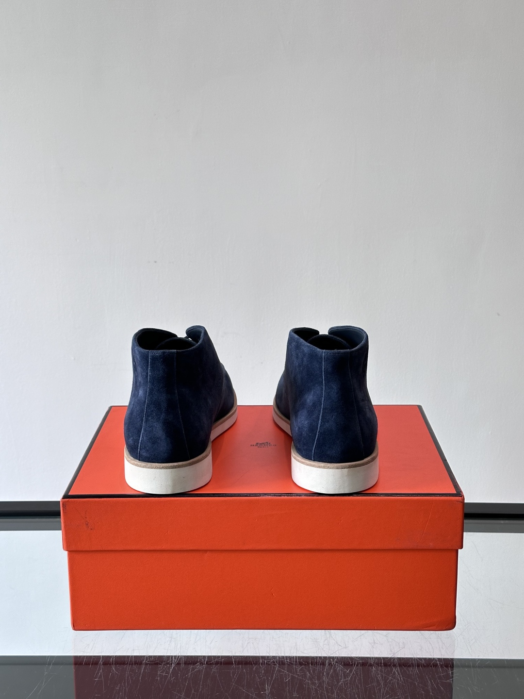 Hermes Job高帮麂皮鞋，选用优质山羊麂皮，搭配橡胶鞋底，舒适又耐用。鞋面有经典“H”型标志，低调