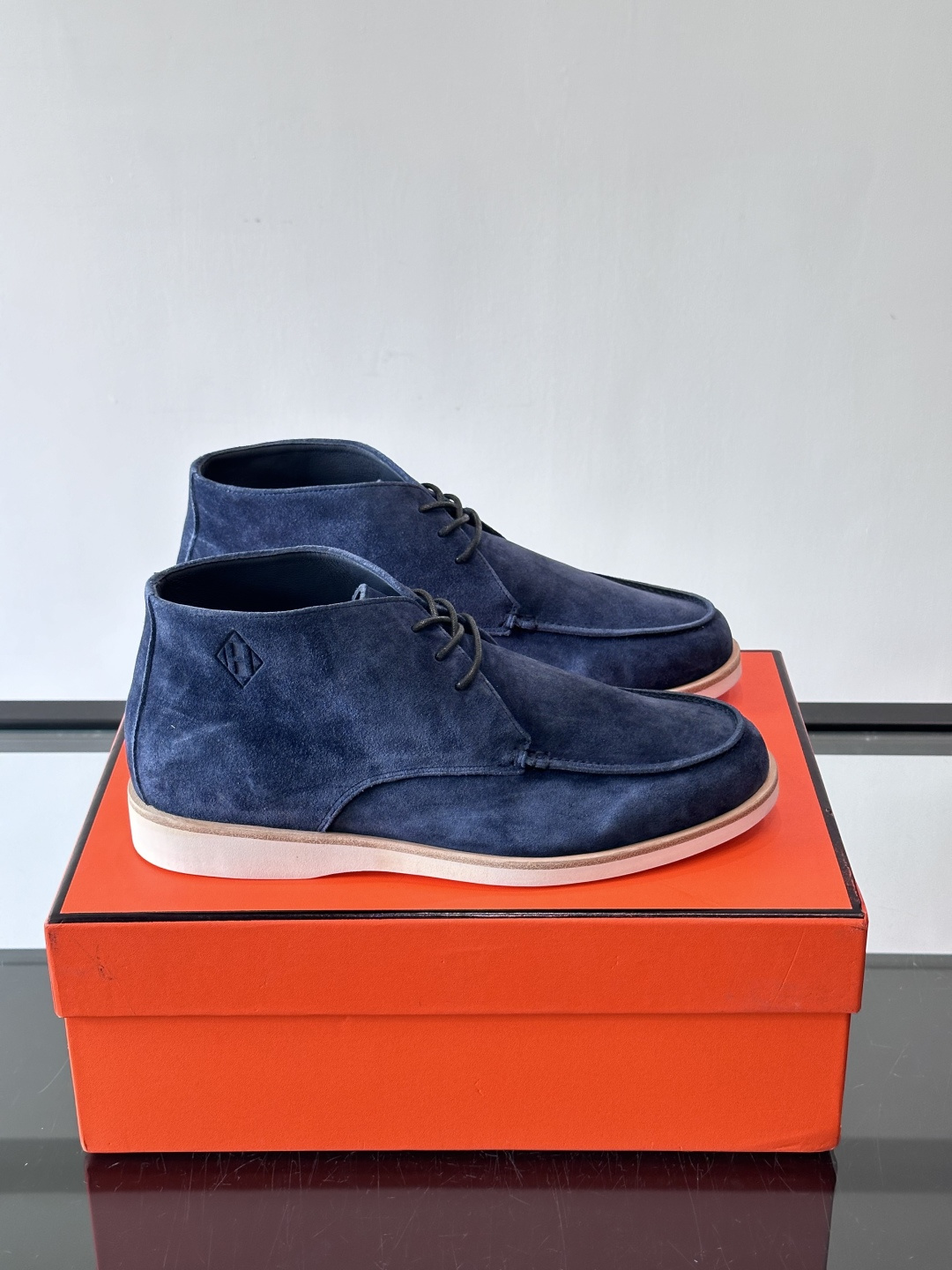 Hermes Job高帮麂皮鞋，选用优质山羊麂皮，搭配橡胶鞋底，舒适又耐用。鞋面有经典“H”型标志，低调