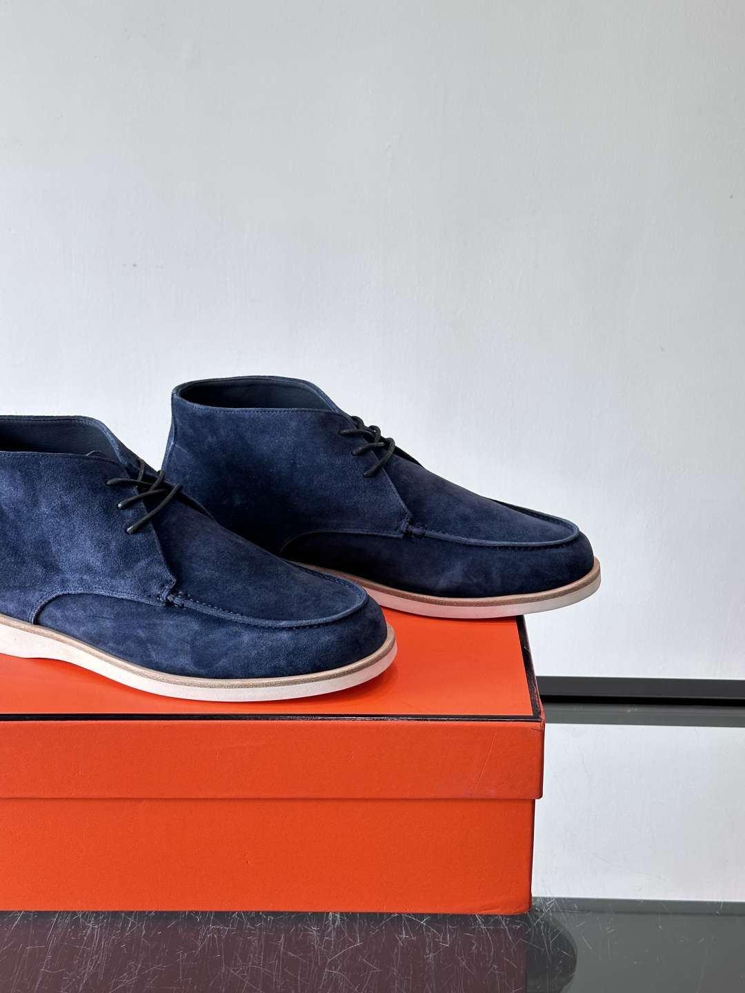 Hermes Job高帮麂皮鞋，选用优质山羊麂皮，搭配橡胶鞋底，舒适又耐用。鞋面有经典“H”型标志，低调