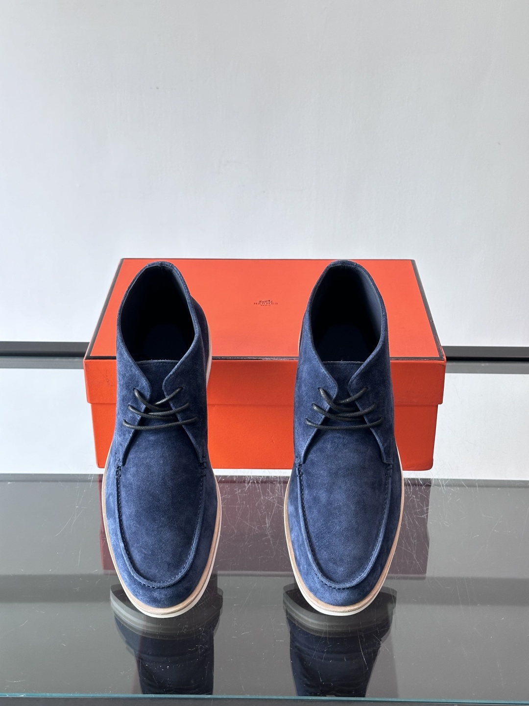 Hermes Job高帮麂皮鞋，选用优质山羊麂皮，搭配橡胶鞋底，舒适又耐用。鞋面有经典“H”型标志，低调