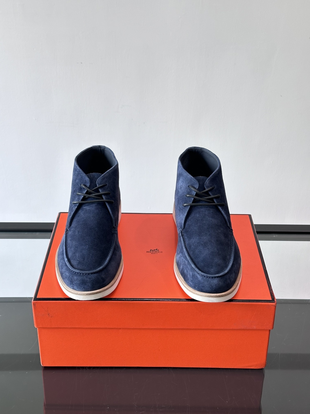 Hermes Job高帮麂皮鞋，选用优质山羊麂皮，搭配橡胶鞋底，舒适又耐用。鞋面有经典“H”型标志，低调