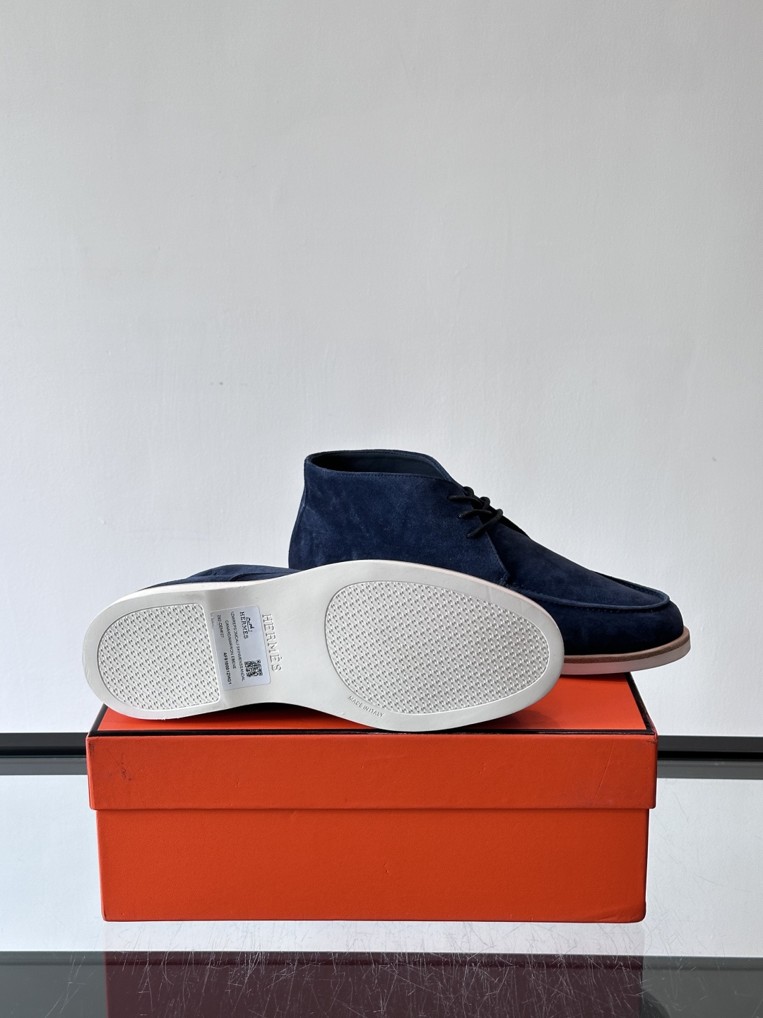 Hermes Job高帮麂皮鞋，选用优质山羊麂皮，搭配橡胶鞋底，舒适又耐用。鞋面有经典“H”型标志，低调