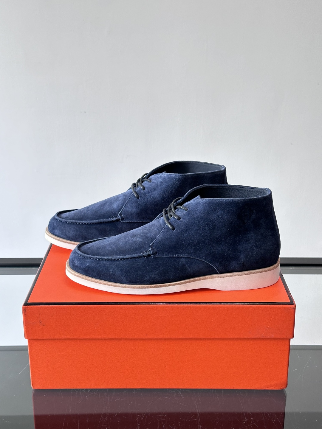 Hermes Job高帮麂皮鞋，选用优质山羊麂皮，搭配橡胶鞋底，舒适又耐用。鞋面有经典“H”型标志，低调