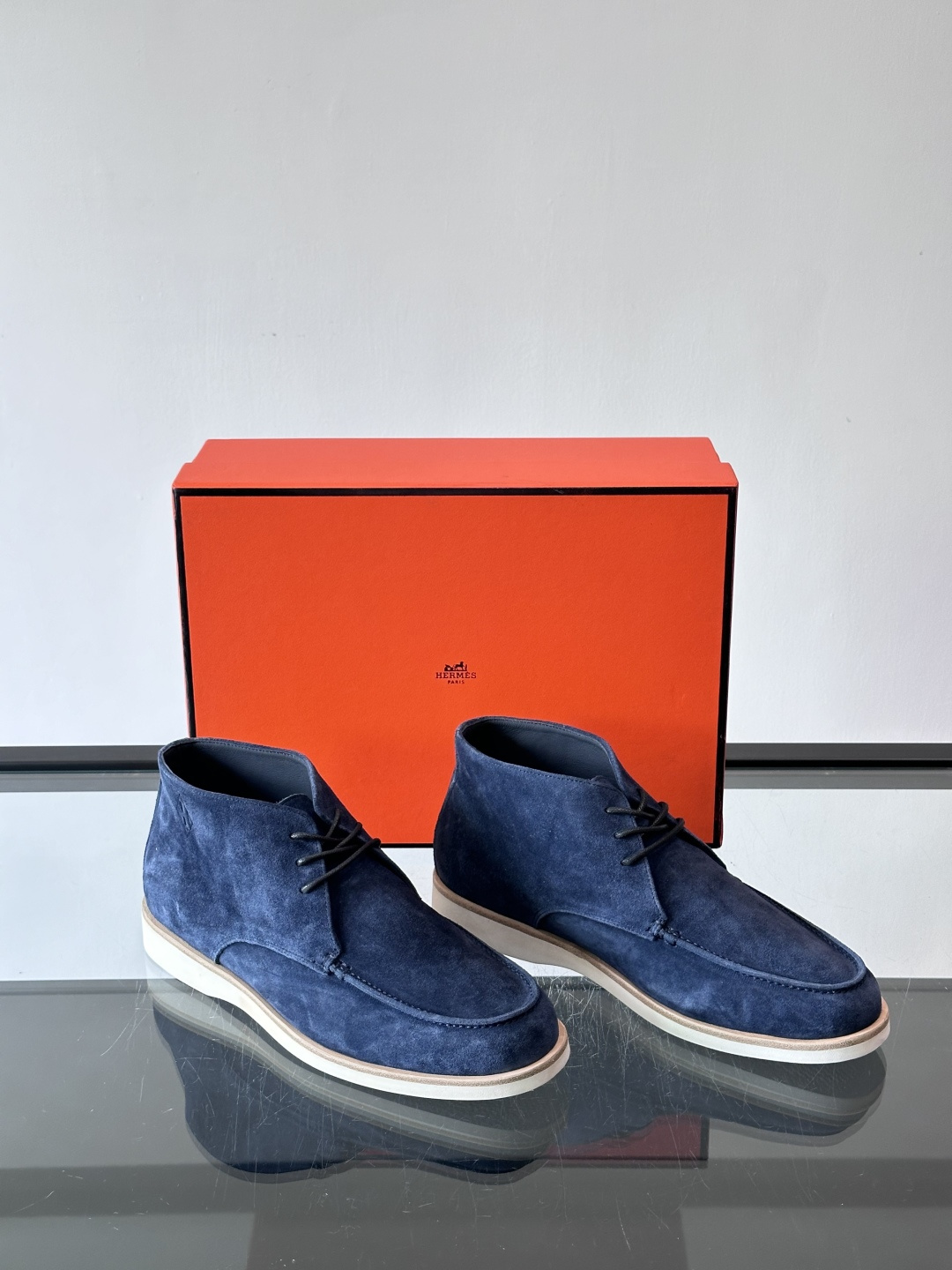 Hermes Job高帮麂皮鞋，选用优质山羊麂皮，搭配橡胶鞋底，舒适又耐用。鞋面有经典“H”型标志，低调