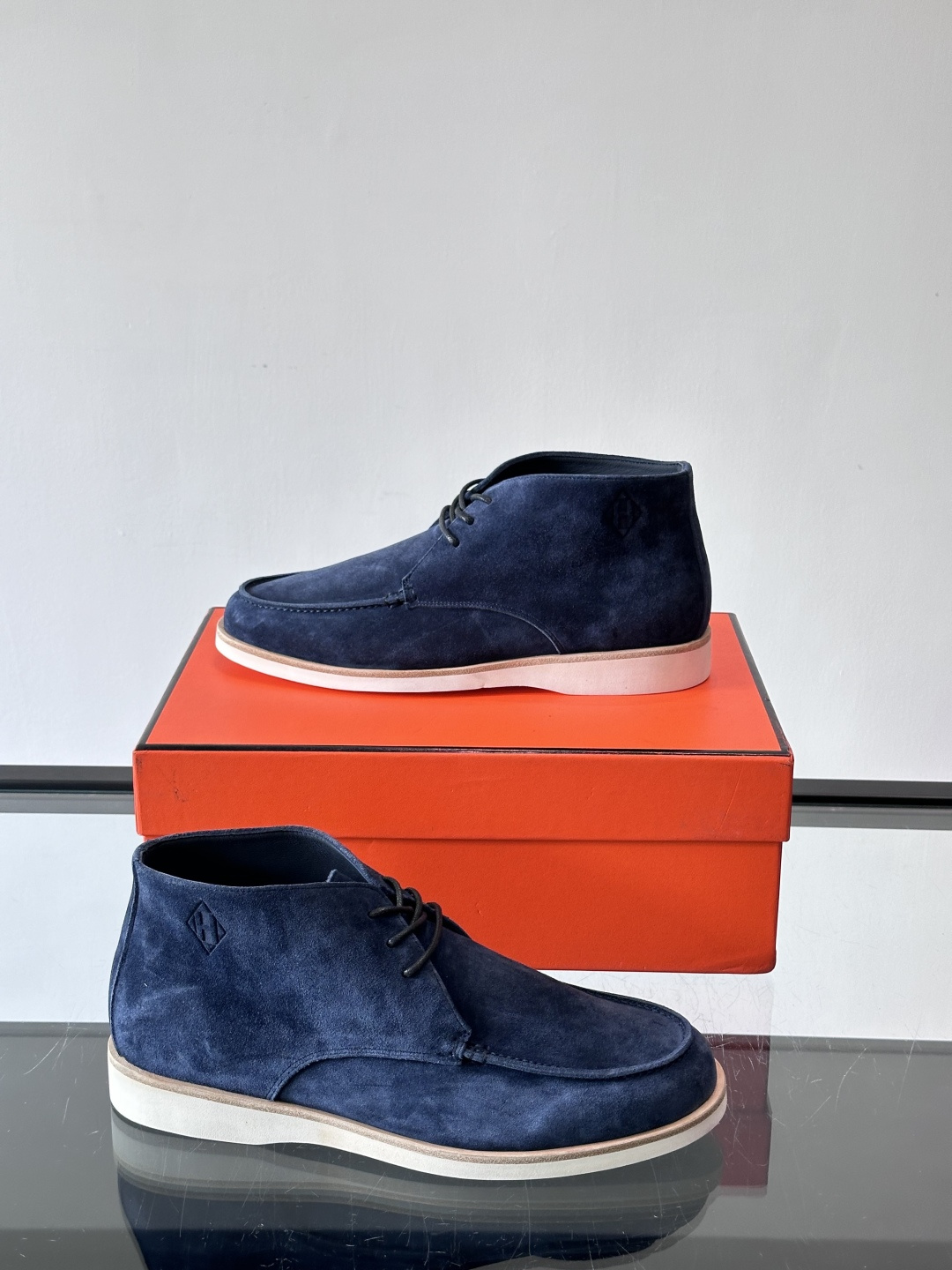 Hermes Job高帮麂皮鞋，选用优质山羊麂皮，搭配橡胶鞋底，舒适又耐用。鞋面有经典“H”型标志，低调