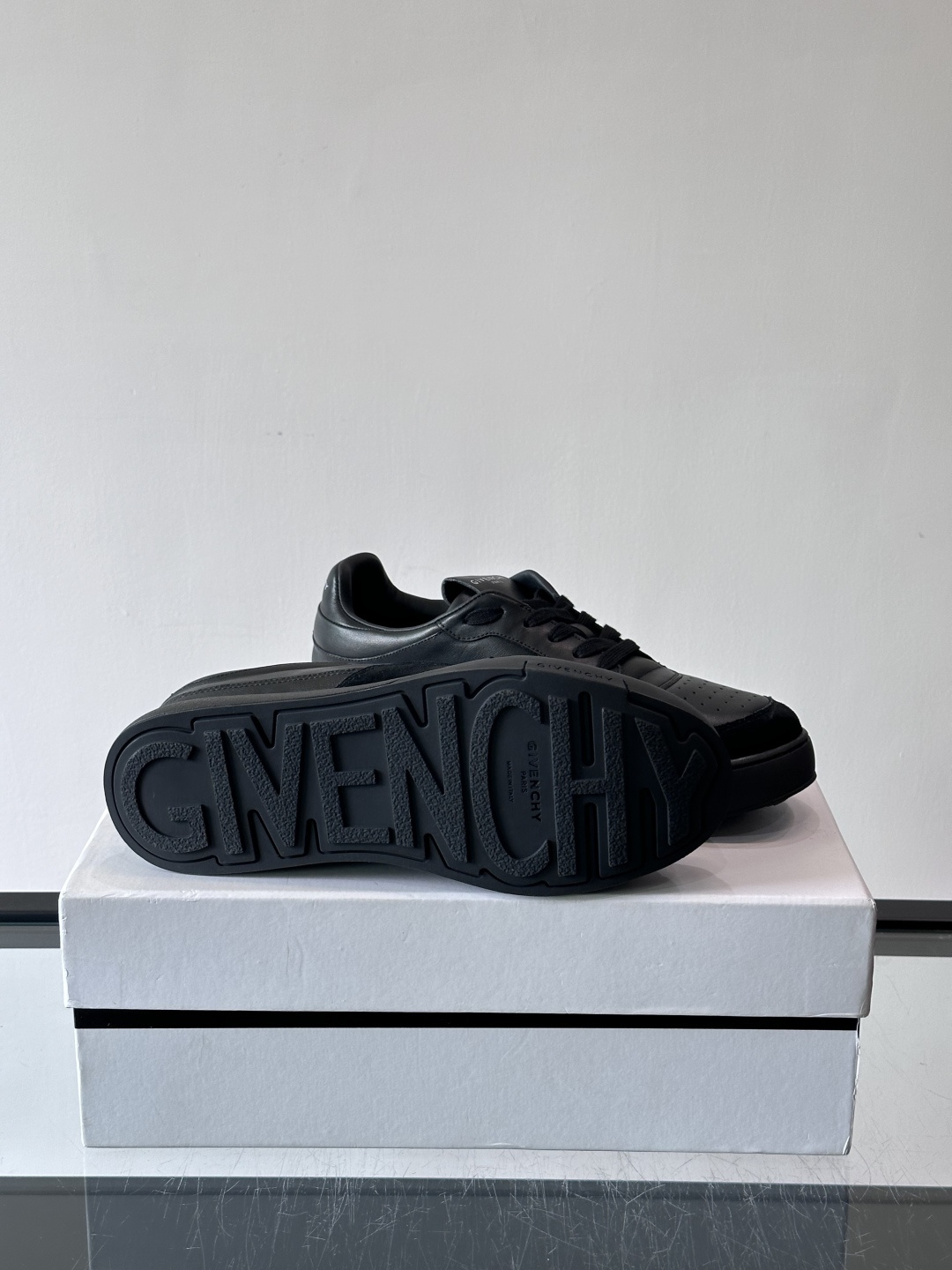 纪梵希YARD系列运动鞋，简约复古风，牛皮+麂皮拼接，质感细腻耐用💯。生胶鞋底耐磨防滑，日常通勤、休闲都