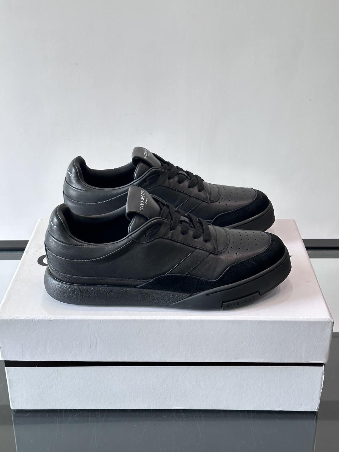 纪梵希YARD系列运动鞋，简约复古风，牛皮+麂皮拼接，质感细腻耐用💯。生胶鞋底耐磨防滑，日常通勤、休闲都