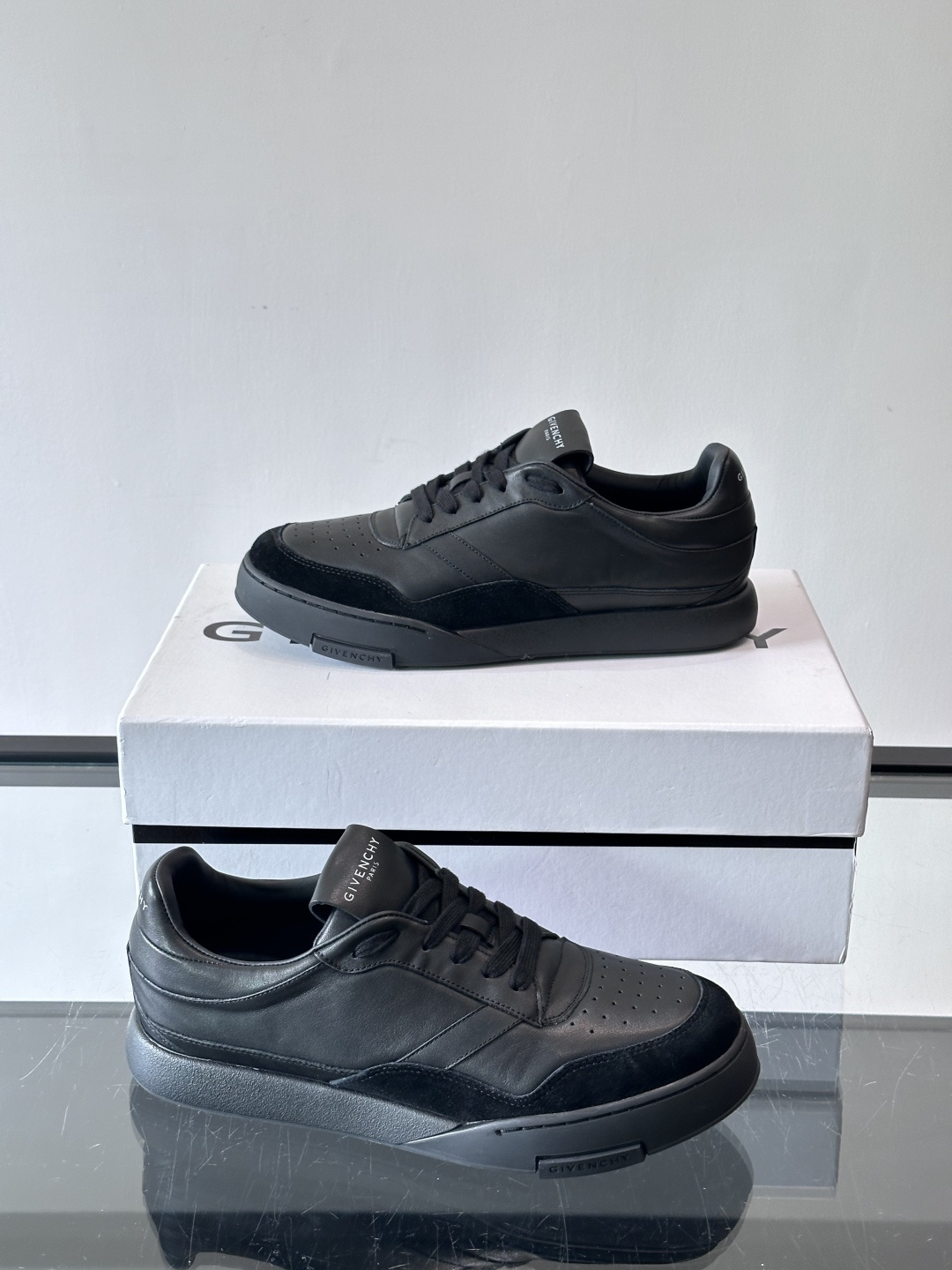 纪梵希YARD系列运动鞋，简约复古风，牛皮+麂皮拼接，质感细腻耐用💯。生胶鞋底耐磨防滑，日常通勤、休闲都