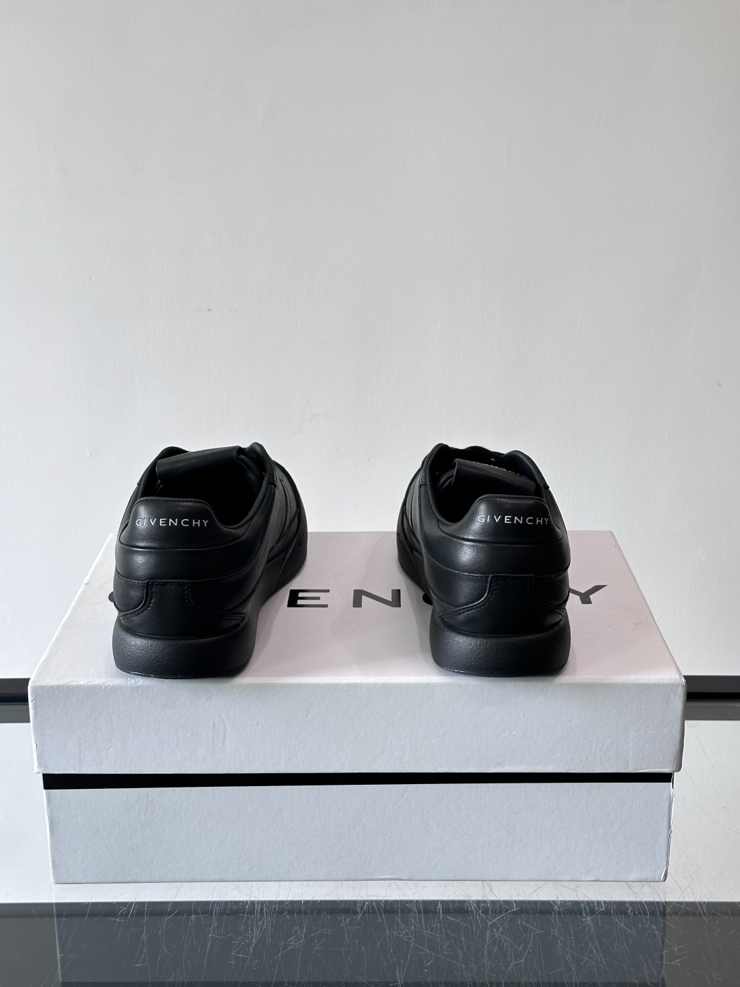 纪梵希YARD系列运动鞋，简约复古风，牛皮+麂皮拼接，质感细腻耐用💯。生胶鞋底耐磨防滑，日常通勤、休闲都