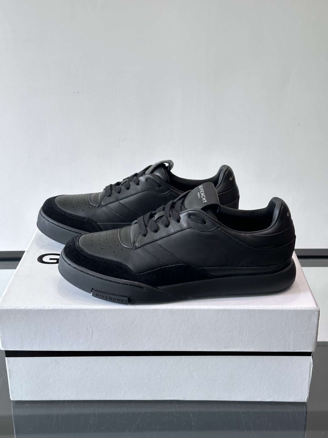 纪梵希YARD系列运动鞋，简约复古风，牛皮+麂皮拼接，质感细腻耐用💯。生胶鞋底耐磨防滑，日常通勤、休闲都