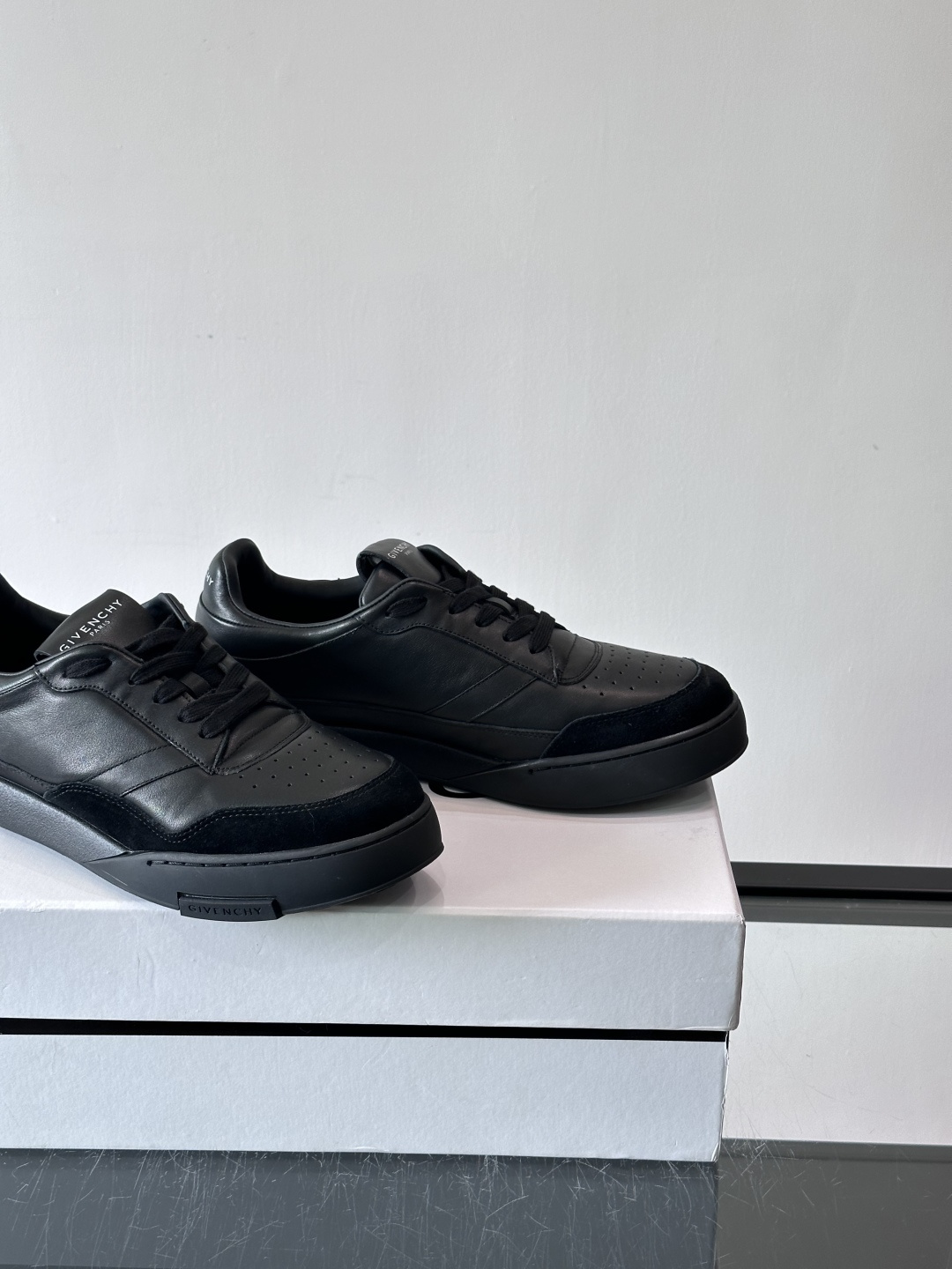 纪梵希YARD系列运动鞋，简约复古风，牛皮+麂皮拼接，质感细腻耐用💯。生胶鞋底耐磨防滑，日常通勤、休闲都