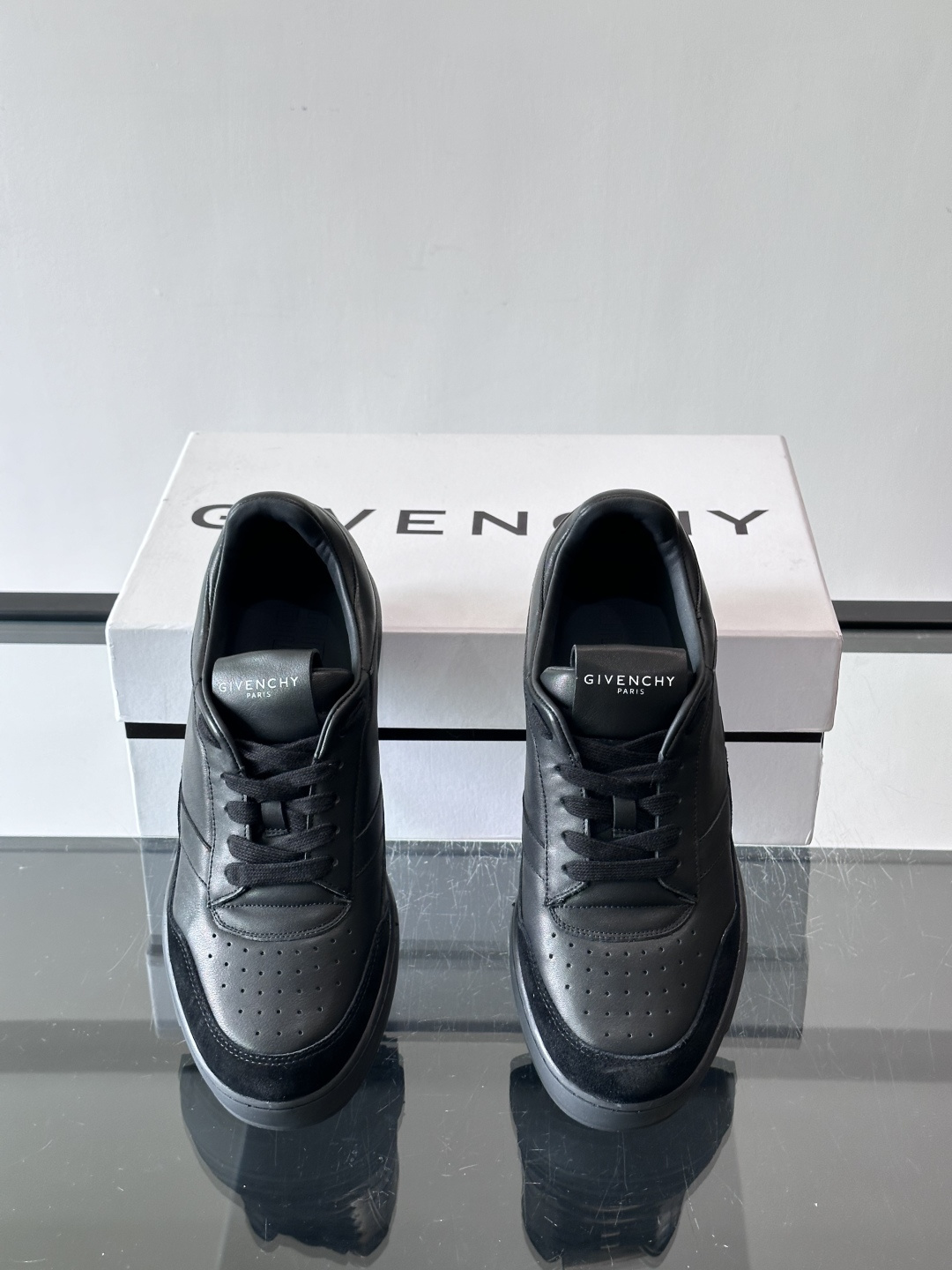 纪梵希YARD系列运动鞋，简约复古风，牛皮+麂皮拼接，质感细腻耐用💯。生胶鞋底耐磨防滑，日常通勤、休闲都