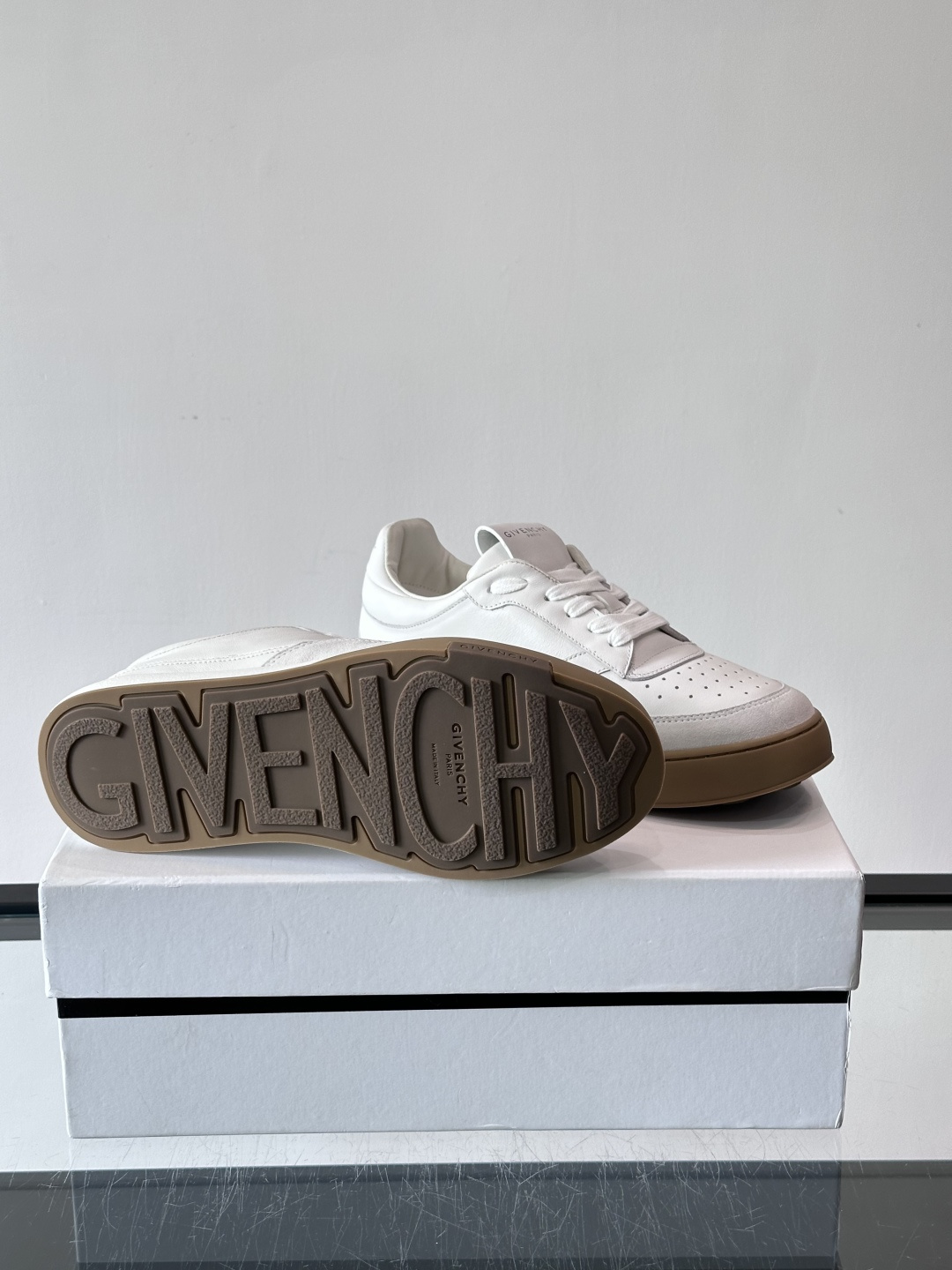 纪梵希YARD系列运动鞋，简约复古风，牛皮+麂皮拼接，质感细腻耐用💯。生胶鞋底耐磨防滑，日常通勤、休闲都