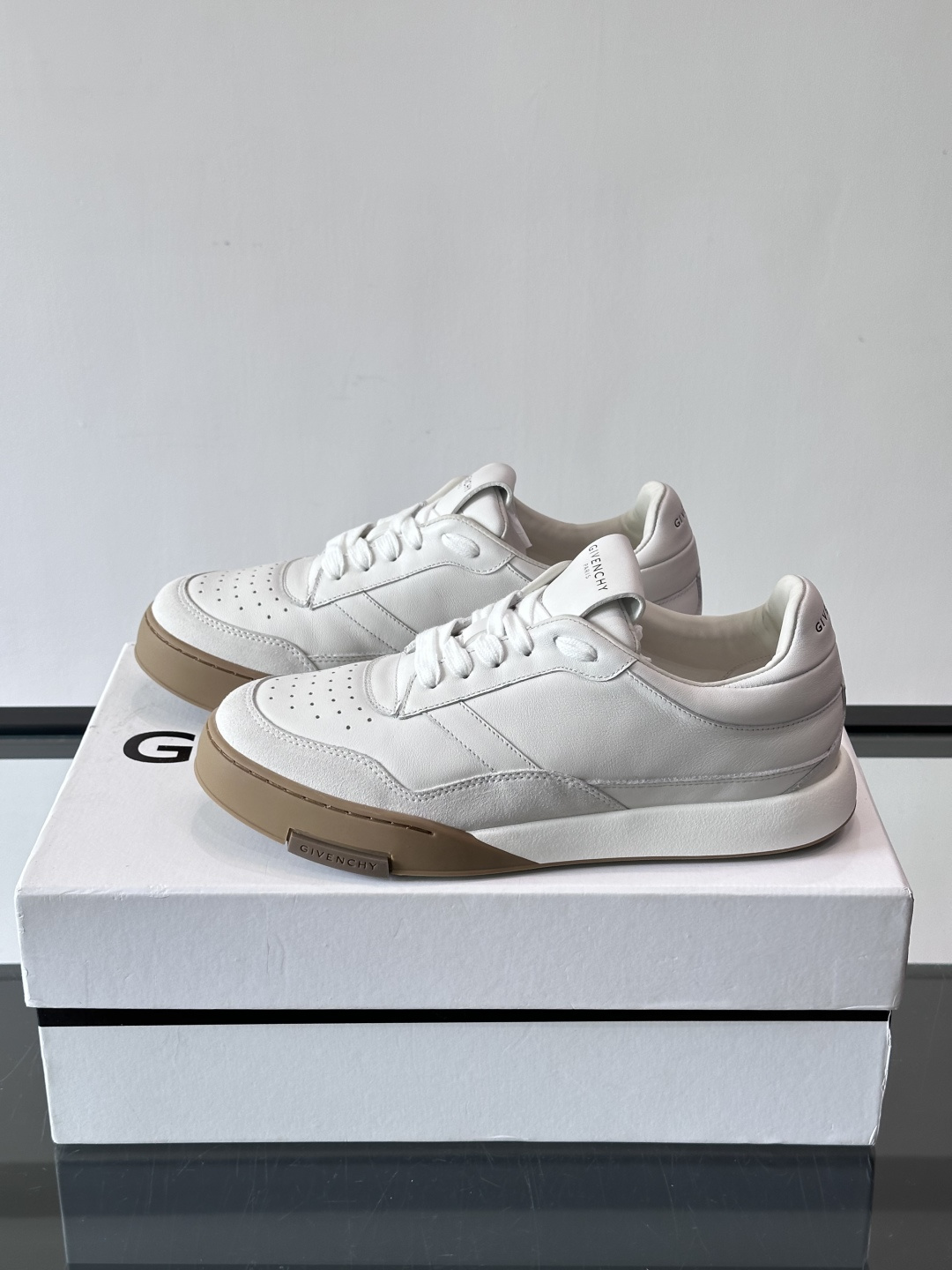 纪梵希YARD系列运动鞋，简约复古风，牛皮+麂皮拼接，质感细腻耐用💯。生胶鞋底耐磨防滑，日常通勤、休闲都