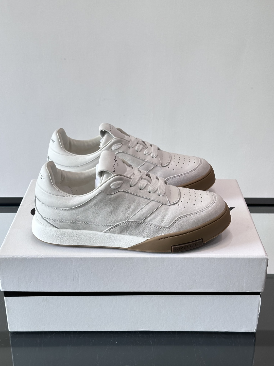 纪梵希YARD系列运动鞋，简约复古风，牛皮+麂皮拼接，质感细腻耐用💯。生胶鞋底耐磨防滑，日常通勤、休闲都