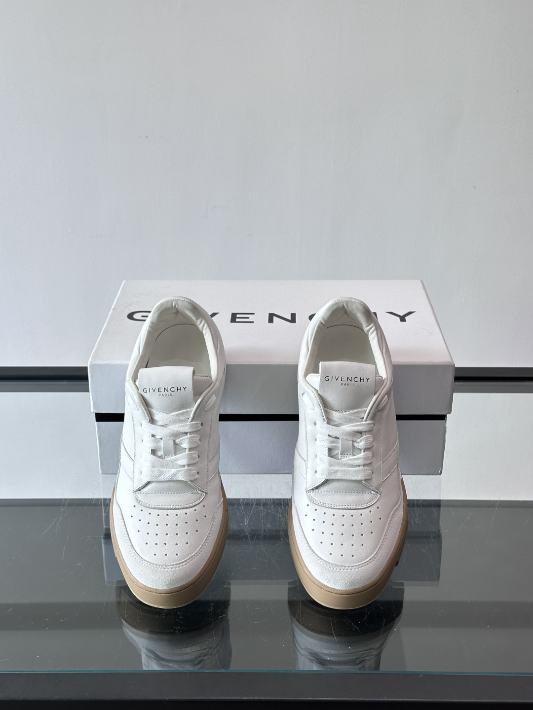 纪梵希YARD系列运动鞋，简约复古风，牛皮+麂皮拼接，质感细腻耐用💯。生胶鞋底耐磨防滑，日常通勤、休闲都