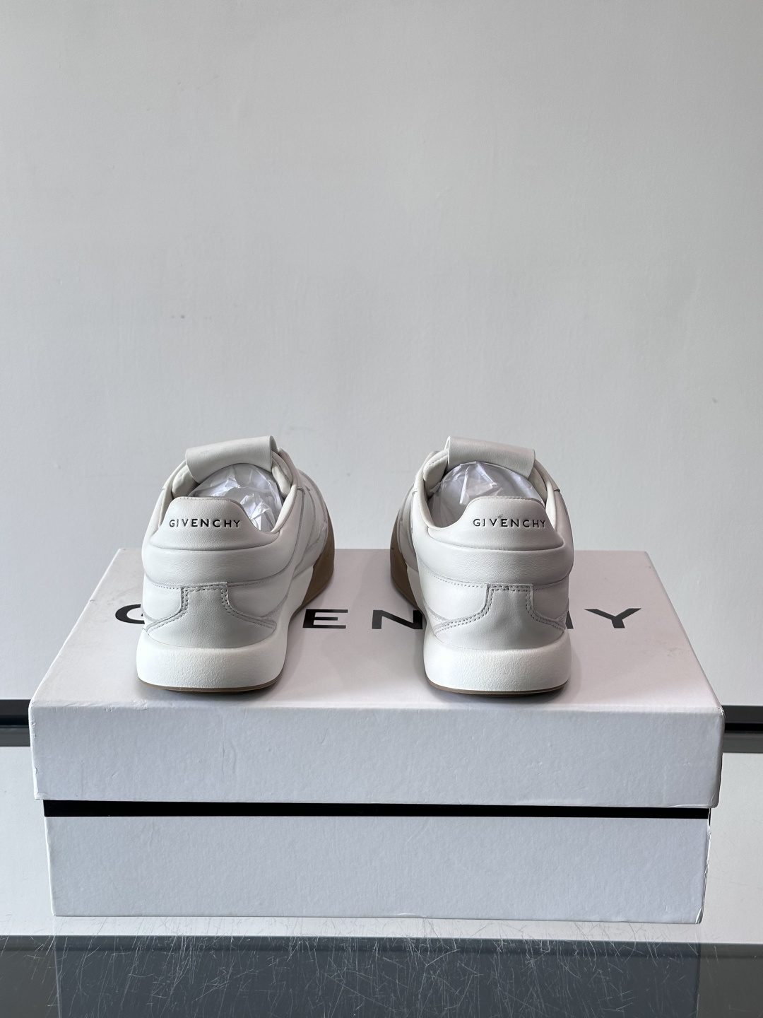 纪梵希YARD系列运动鞋，简约复古风，牛皮+麂皮拼接，质感细腻耐用💯。生胶鞋底耐磨防滑，日常通勤、休闲都