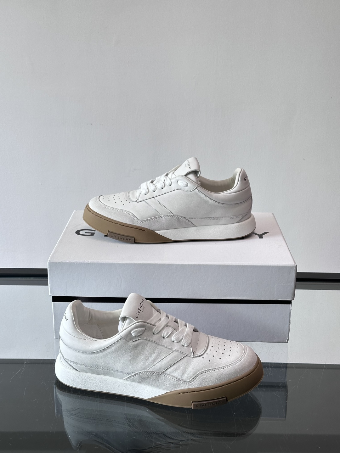 纪梵希YARD系列运动鞋，简约复古风，牛皮+麂皮拼接，质感细腻耐用💯。生胶鞋底耐磨防滑，日常通勤、休闲都