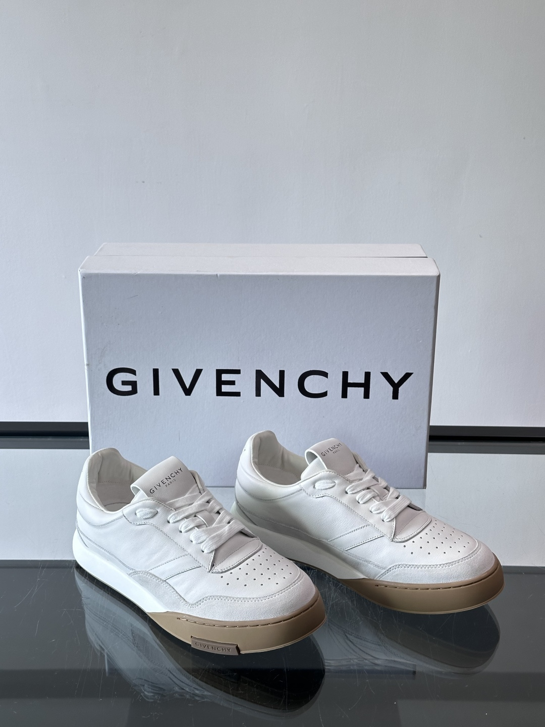 纪梵希YARD系列运动鞋，简约复古风，牛皮+麂皮拼接，质感细腻耐用💯。生胶鞋底耐磨防滑，日常通勤、休闲都