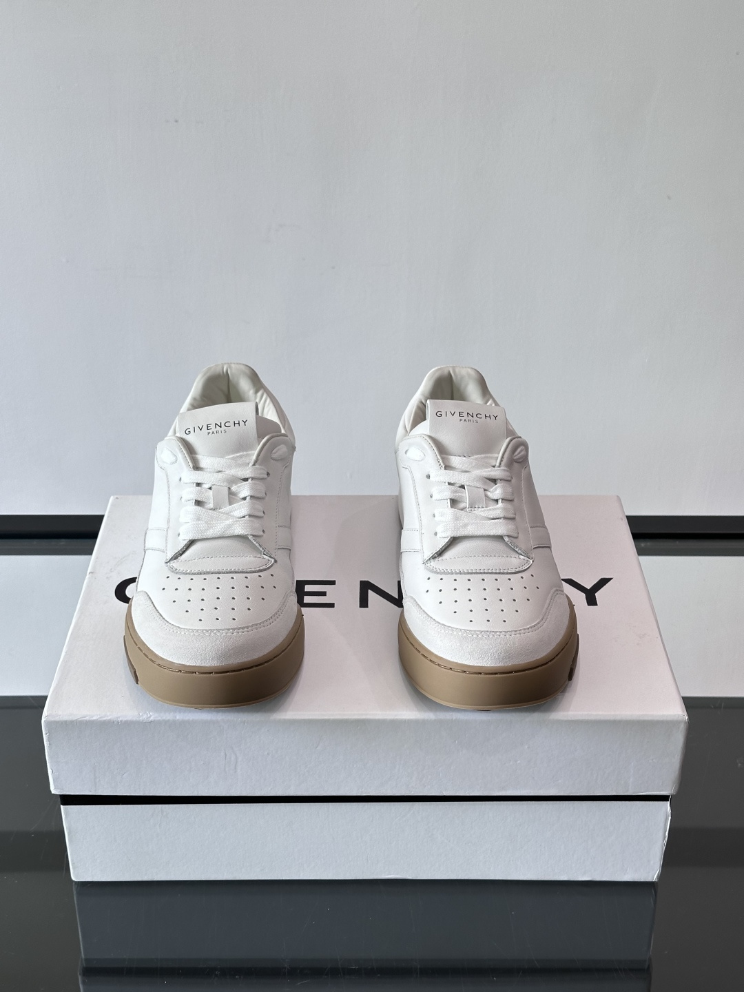 纪梵希YARD系列运动鞋，简约复古风，牛皮+麂皮拼接，质感细腻耐用💯。生胶鞋底耐磨防滑，日常通勤、休闲都