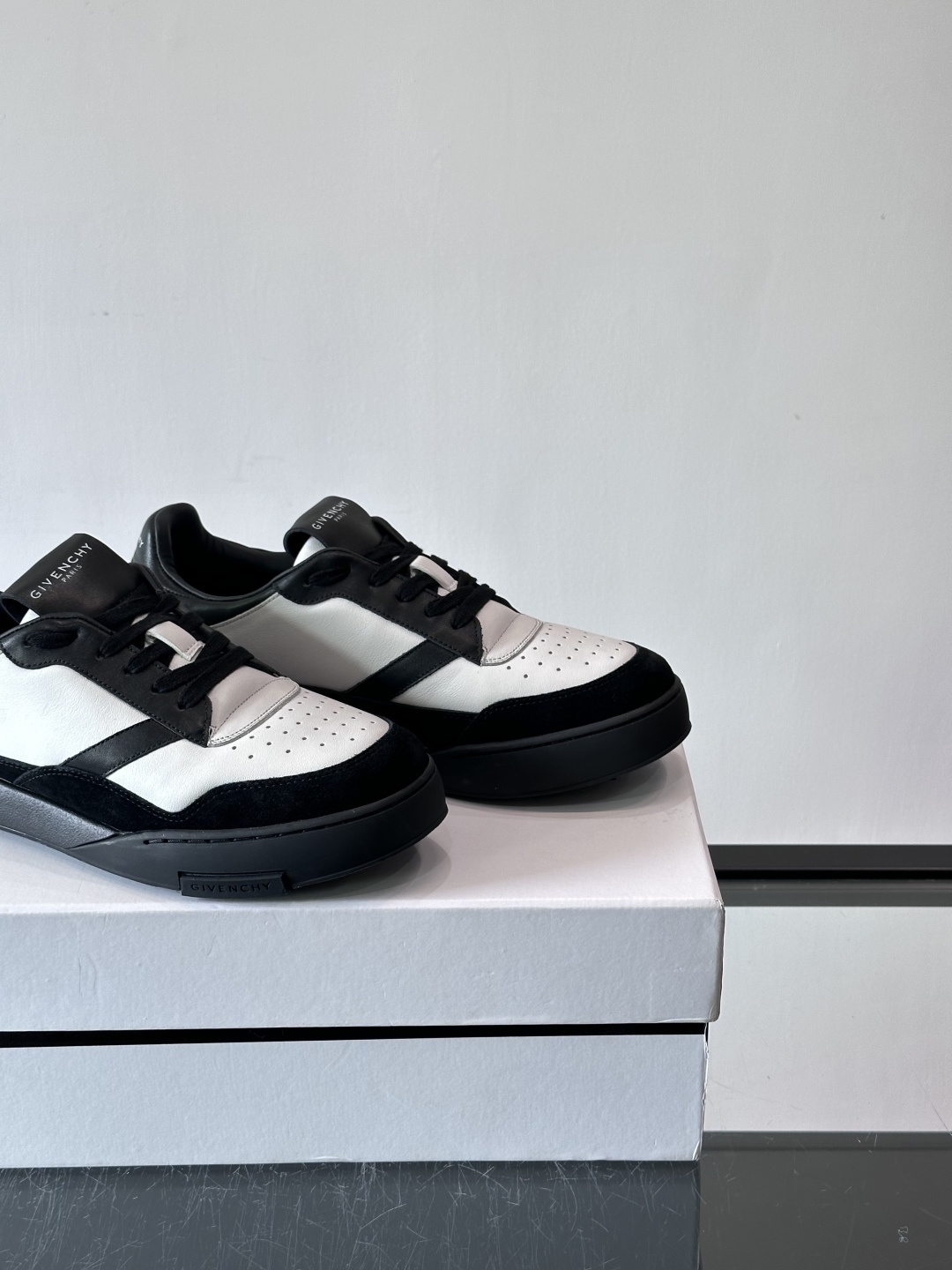 纪梵希YARD系列运动鞋，简约复古风，牛皮+麂皮拼接，质感细腻耐用💯。生胶鞋底耐磨防滑，日常通勤、休闲都