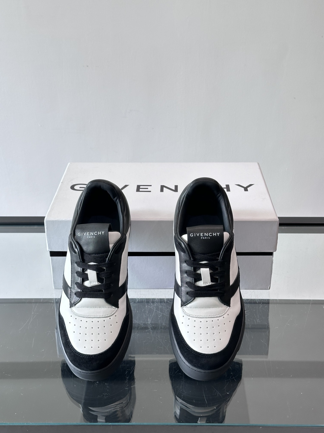 纪梵希YARD系列运动鞋，简约复古风，牛皮+麂皮拼接，质感细腻耐用💯。生胶鞋底耐磨防滑，日常通勤、休闲都