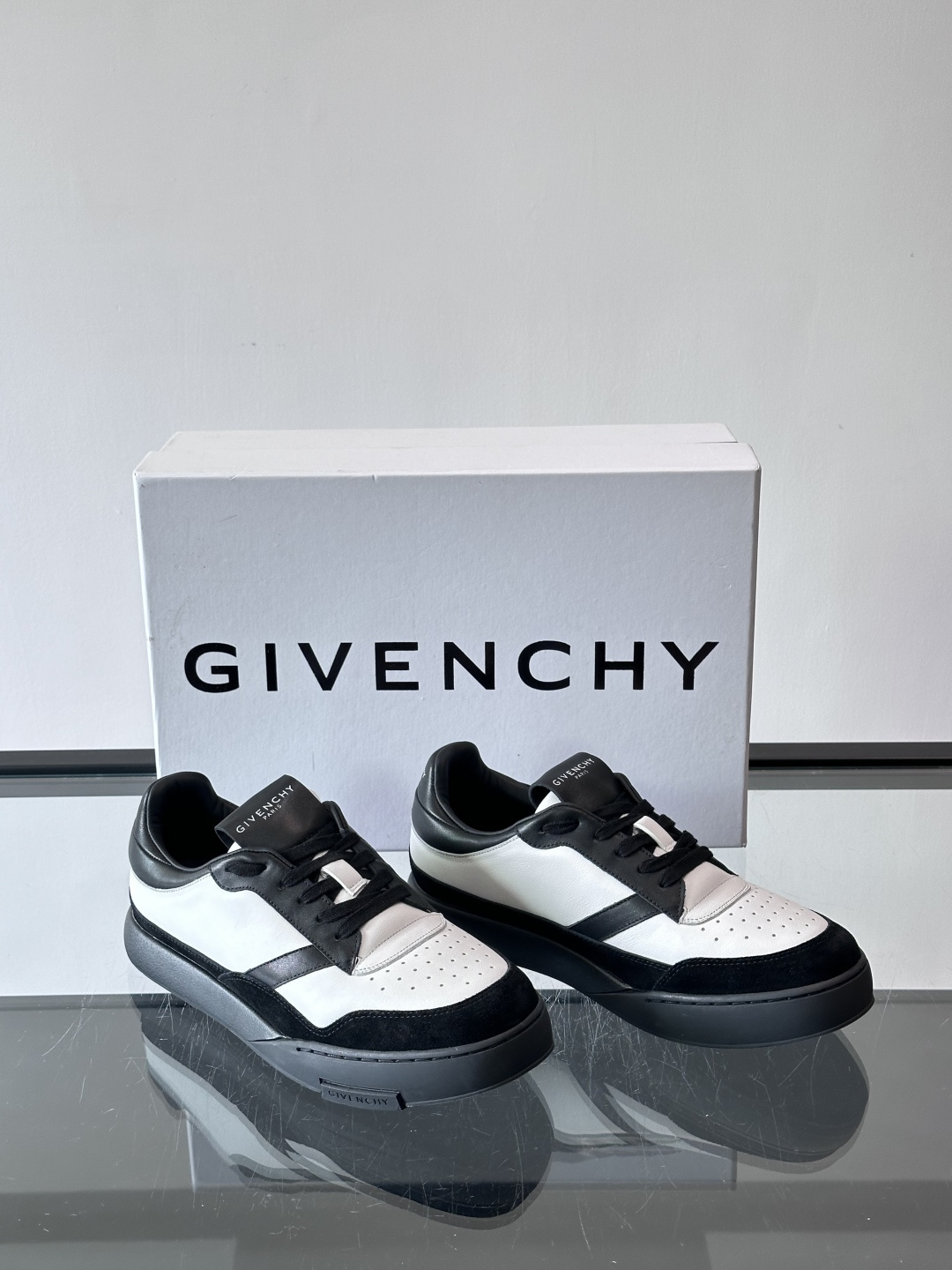 纪梵希YARD系列运动鞋，简约复古风，牛皮+麂皮拼接，质感细腻耐用💯。生胶鞋底耐磨防滑，日常通勤、休闲都