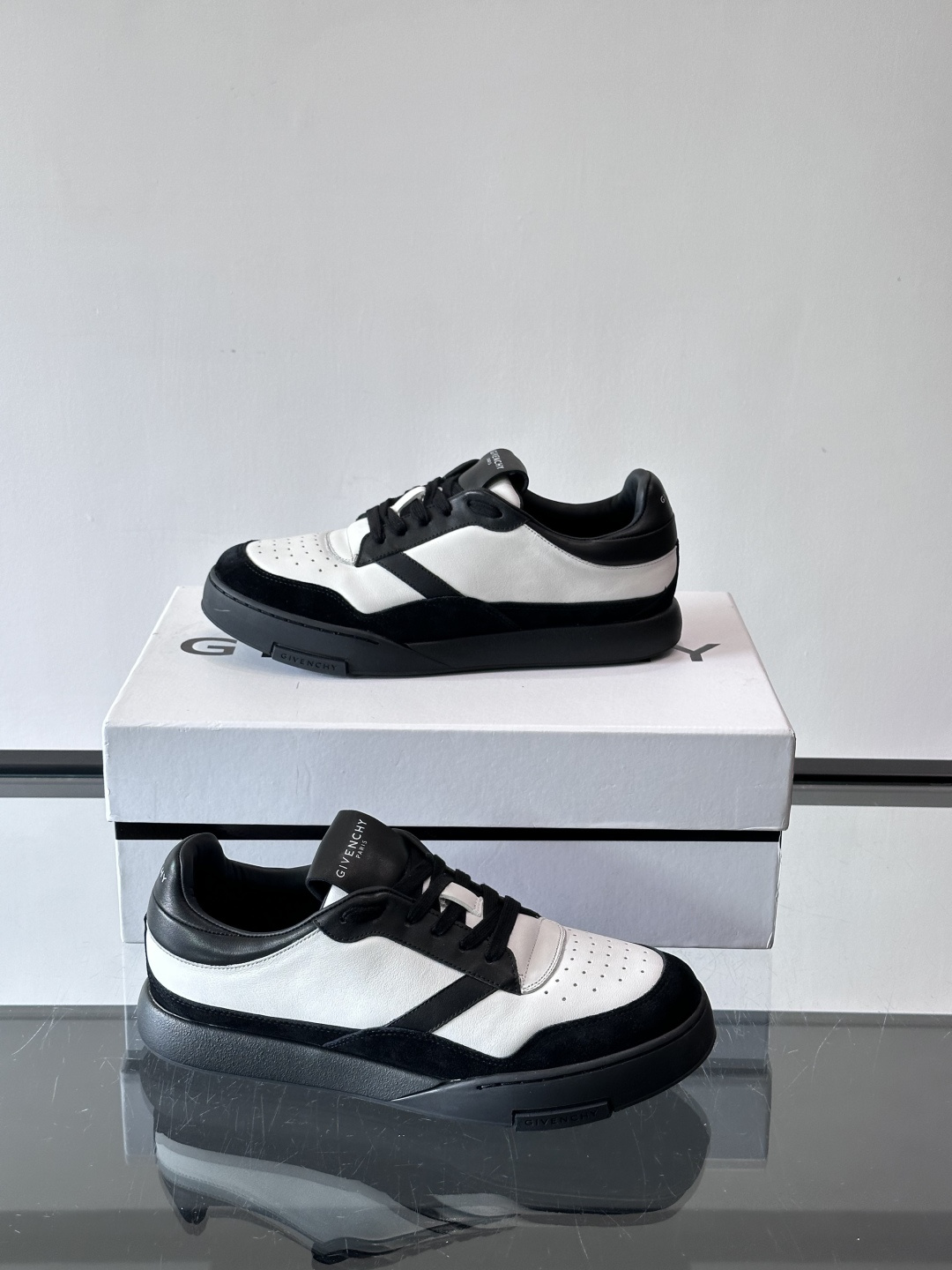 纪梵希YARD系列运动鞋，简约复古风，牛皮+麂皮拼接，质感细腻耐用💯。生胶鞋底耐磨防滑，日常通勤、休闲都