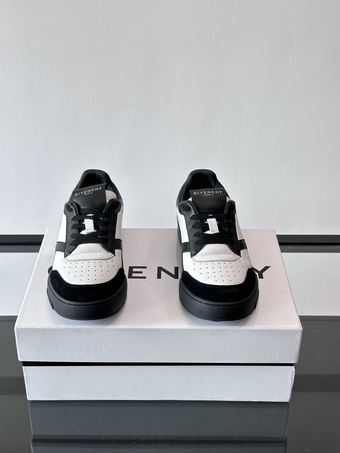 纪梵希YARD系列运动鞋，简约复古风，牛皮+麂皮拼接，质感细腻耐用💯。生胶鞋底耐磨防滑，日常通勤、休闲都