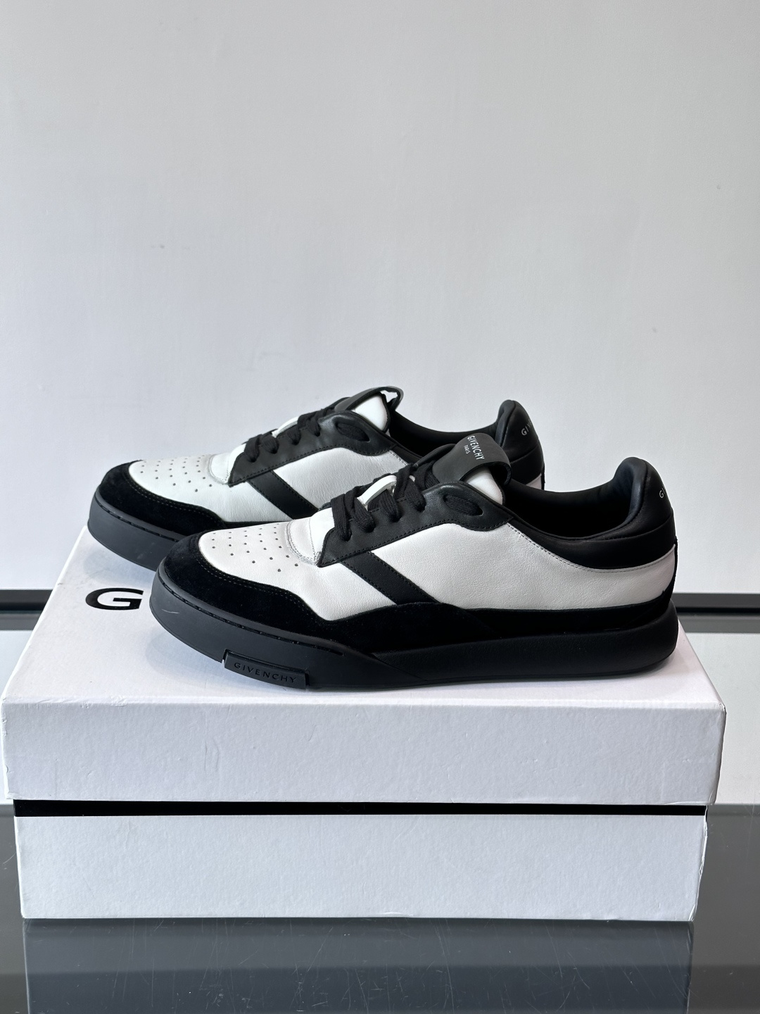 纪梵希YARD系列运动鞋，简约复古风，牛皮+麂皮拼接，质感细腻耐用💯。生胶鞋底耐磨防滑，日常通勤、休闲都