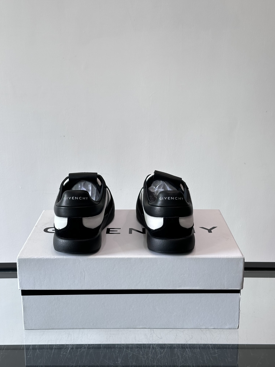 纪梵希YARD系列运动鞋，简约复古风，牛皮+麂皮拼接，质感细腻耐用💯。生胶鞋底耐磨防滑，日常通勤、休闲都