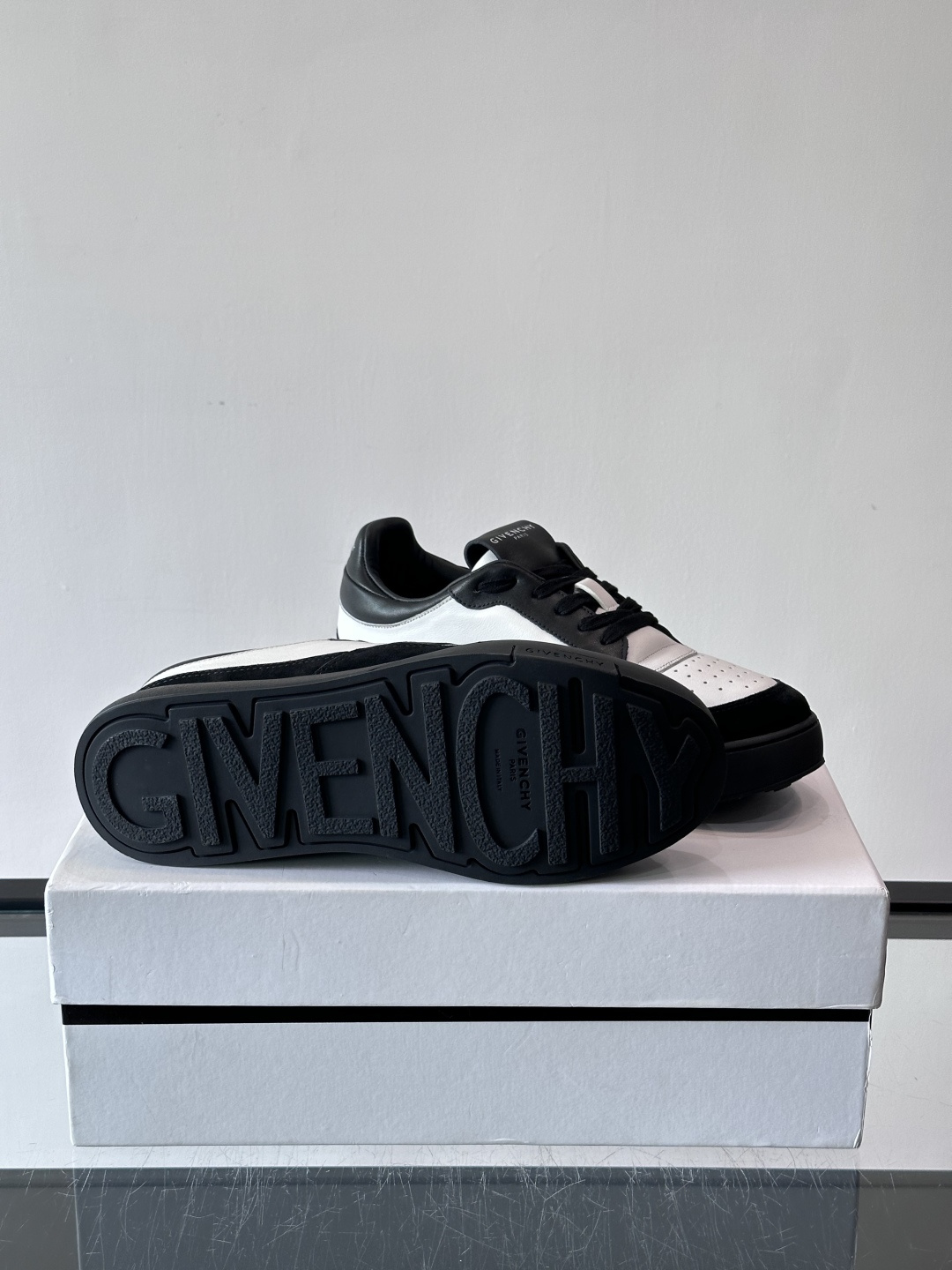 纪梵希YARD系列运动鞋，简约复古风，牛皮+麂皮拼接，质感细腻耐用💯。生胶鞋底耐磨防滑，日常通勤、休闲都