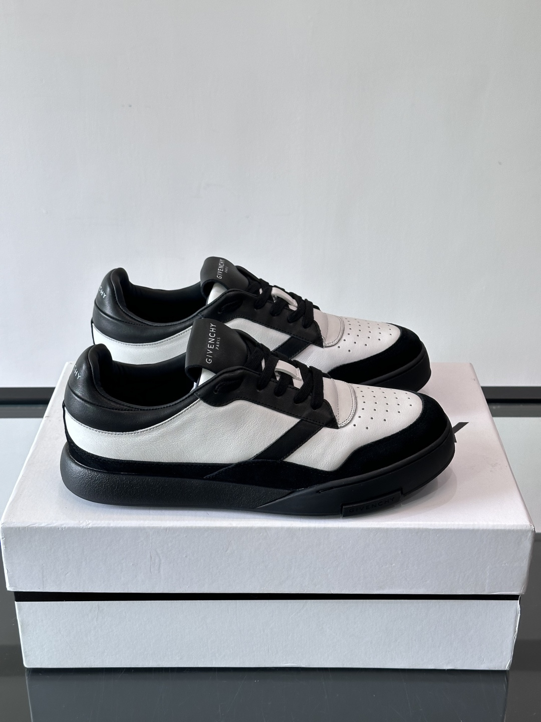 纪梵希YARD系列运动鞋，简约复古风，牛皮+麂皮拼接，质感细腻耐用💯。生胶鞋底耐磨防滑，日常通勤、休闲都