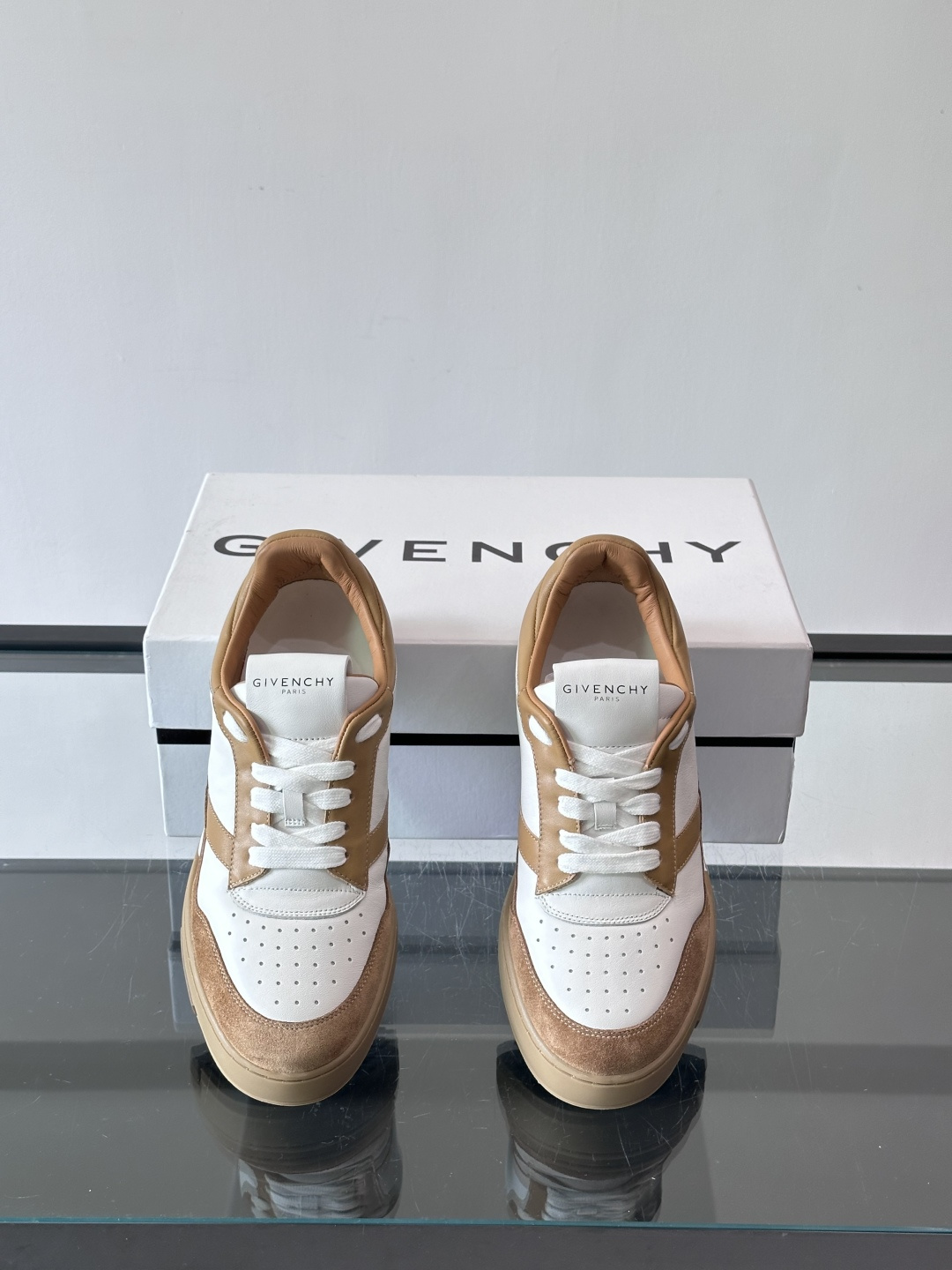 纪梵希YARD系列运动鞋，简约复古风，牛皮+麂皮拼接，质感细腻耐用💯。生胶鞋底耐磨防滑，日常通勤、休闲都