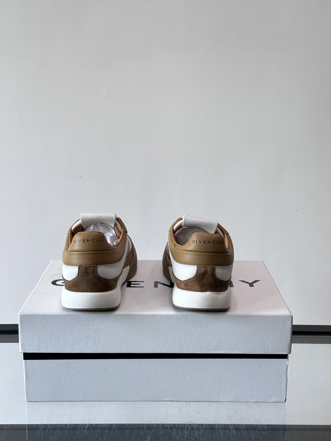 纪梵希YARD系列运动鞋，简约复古风，牛皮+麂皮拼接，质感细腻耐用💯。生胶鞋底耐磨防滑，日常通勤、休闲都