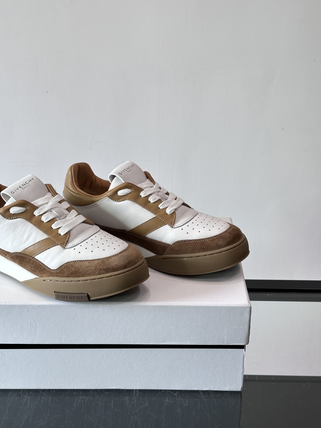 纪梵希YARD系列运动鞋，简约复古风，牛皮+麂皮拼接，质感细腻耐用💯。生胶鞋底耐磨防滑，日常通勤、休闲都