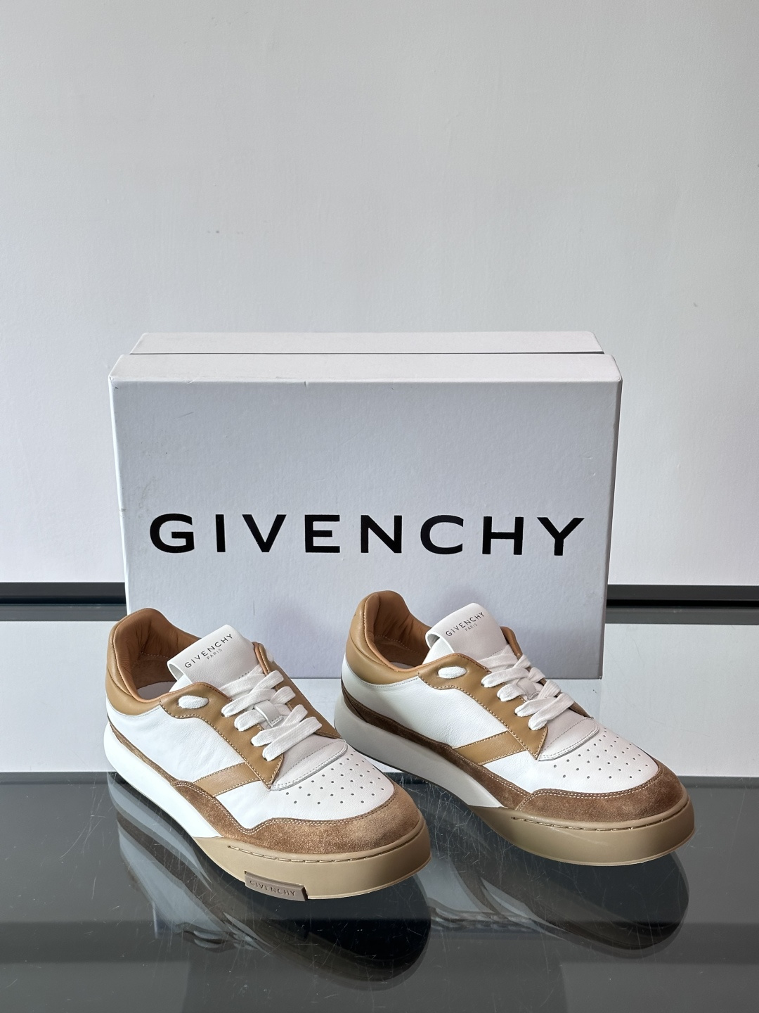 纪梵希YARD系列运动鞋，简约复古风，牛皮+麂皮拼接，质感细腻耐用💯。生胶鞋底耐磨防滑，日常通勤、休闲都