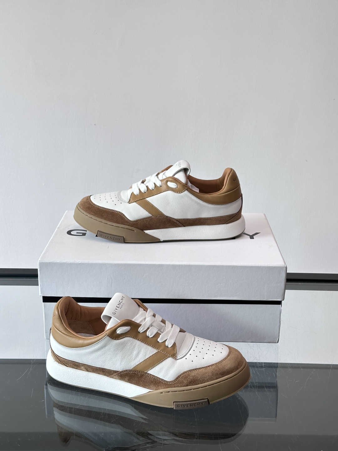 纪梵希YARD系列运动鞋，简约复古风，牛皮+麂皮拼接，质感细腻耐用💯。生胶鞋底耐磨防滑，日常通勤、休闲都