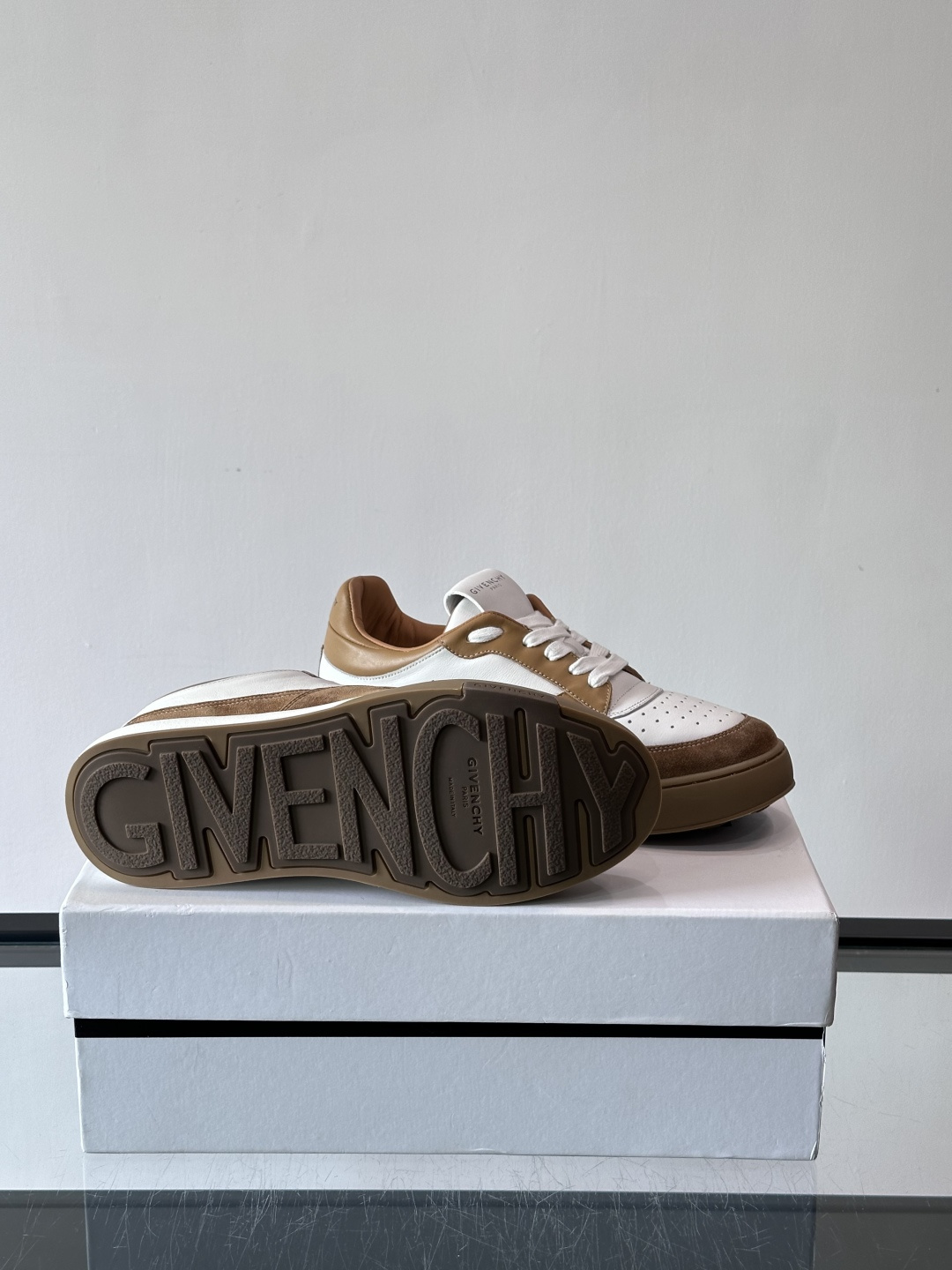 纪梵希YARD系列运动鞋，简约复古风，牛皮+麂皮拼接，质感细腻耐用💯。生胶鞋底耐磨防滑，日常通勤、休闲都