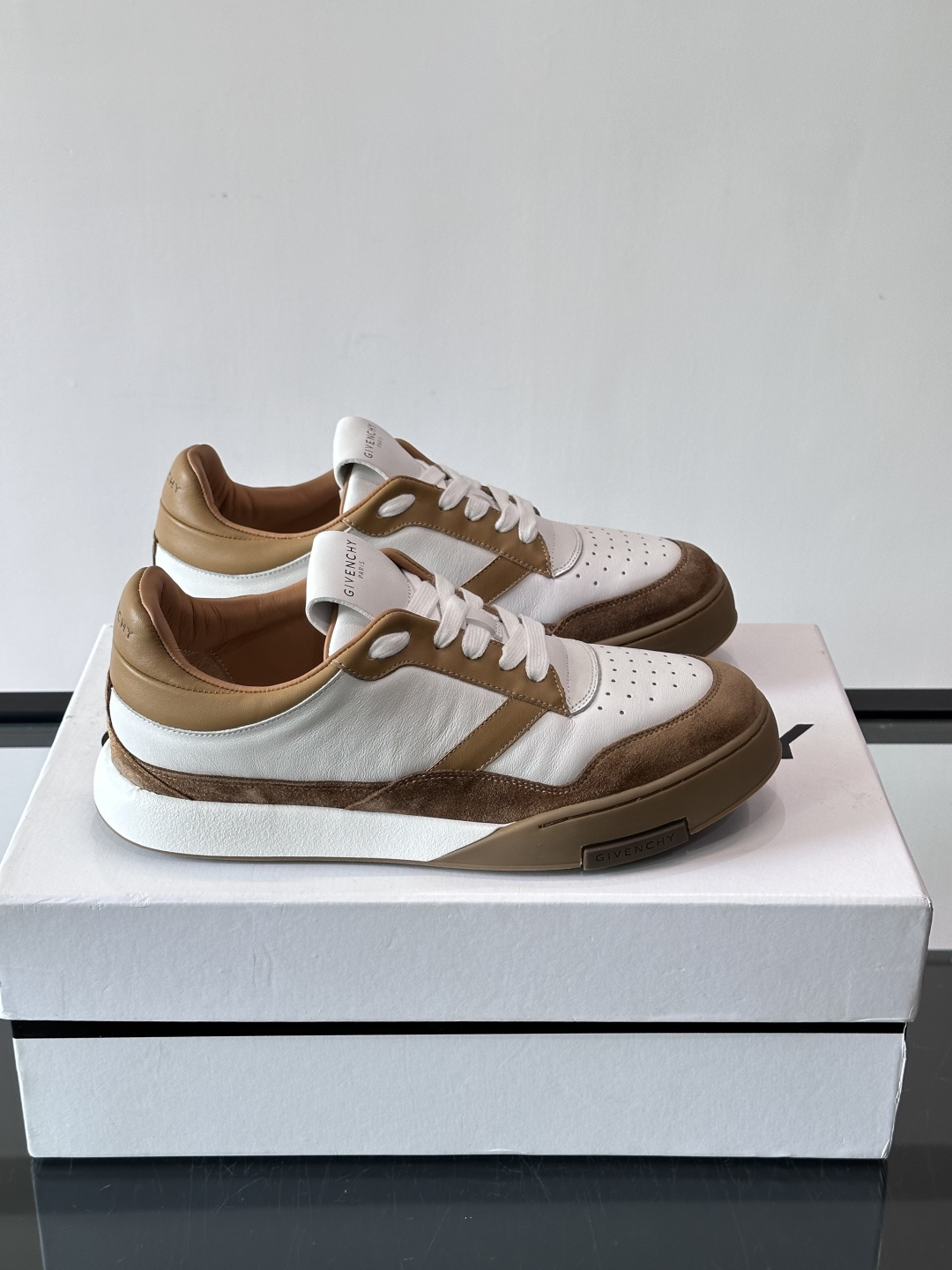 纪梵希YARD系列运动鞋，简约复古风，牛皮+麂皮拼接，质感细腻耐用💯。生胶鞋底耐磨防滑，日常通勤、休闲都