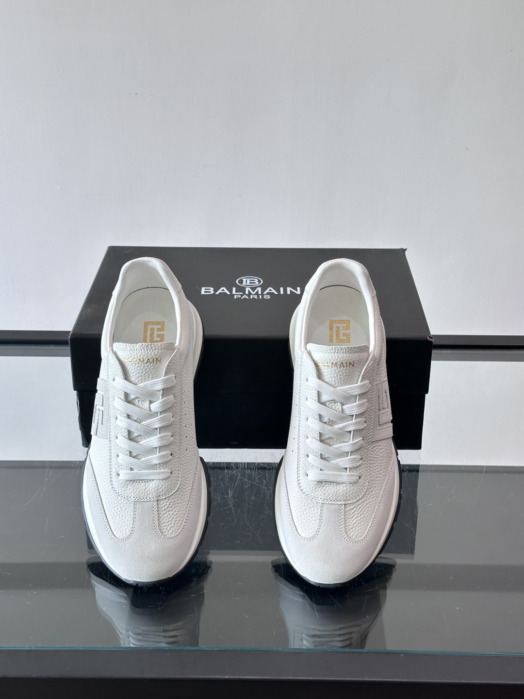 BALMAIN巴尔曼新款男士运动鞋，采用优质牛皮+麂皮拼接，质感细腻又耐用。侧面品牌标志超有辨识度，厚底