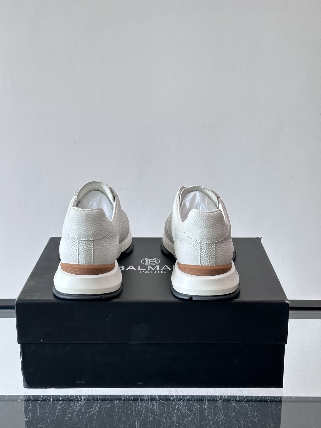 BALMAIN巴尔曼新款男士运动鞋，采用优质牛皮+麂皮拼接，质感细腻又耐用。侧面品牌标志超有辨识度，厚底