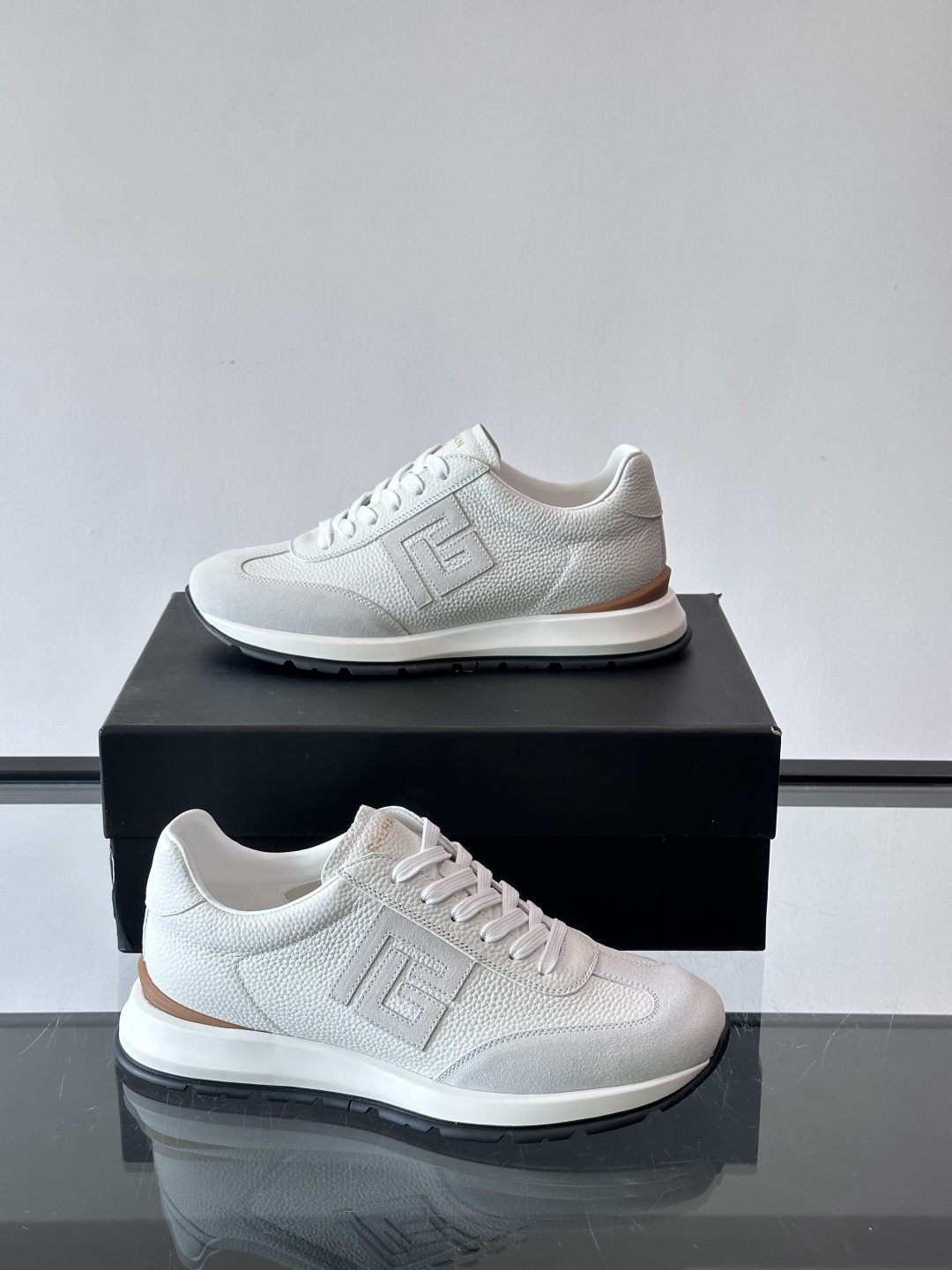 BALMAIN巴尔曼新款男士运动鞋，采用优质牛皮+麂皮拼接，质感细腻又耐用。侧面品牌标志超有辨识度，厚底