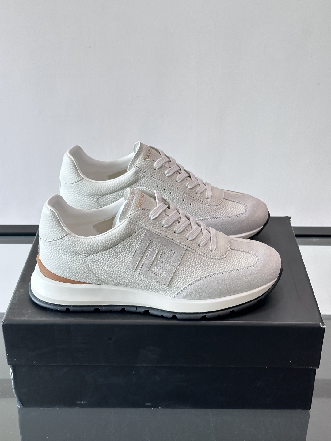 BALMAIN巴尔曼新款男士运动鞋，采用优质牛皮+麂皮拼接，质感细腻又耐用。侧面品牌标志超有辨识度，厚底